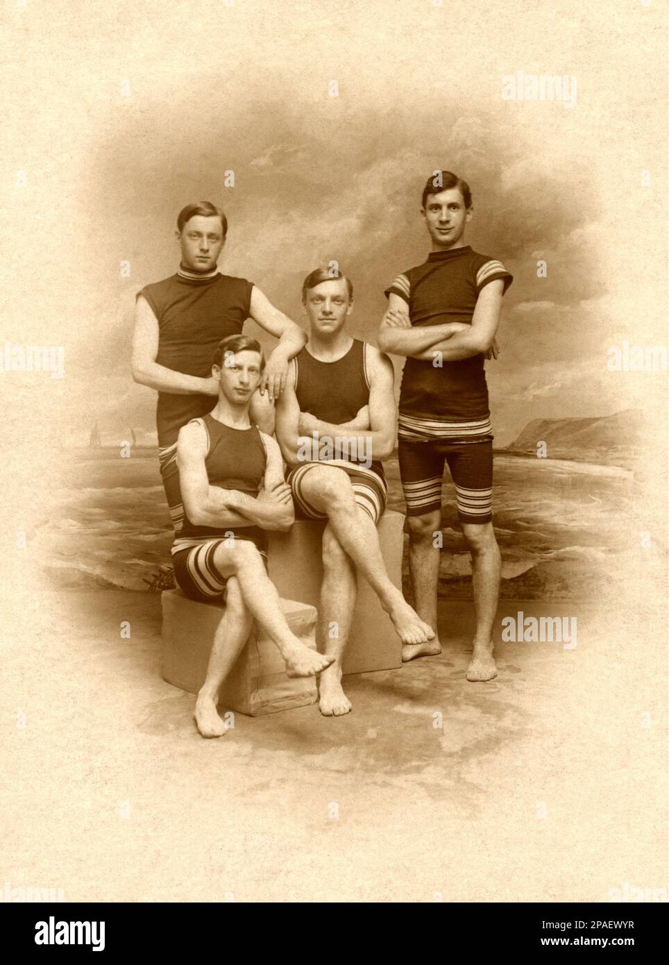 1906 , Atlantic City , New Jersey , USA  : Four friends at beach . Photo by Harry Phillips , Atlantic City  -  COSTUME DA BAGNO - SWIMSUIT - FOTO STORICHE - HISTORY PHOTOS -   - AMICO - AMICI - CAPPELLO - FASHION - MODA  - XX CENTURY - NOVECENTO - spiaggia - mare - sea - turisti - tourist - turismo - tourism - giovanotto - giovanotti - young man - men  - uomo - uomini - gambe - legs   ----      ARCHIVIO GBB Stock Photo