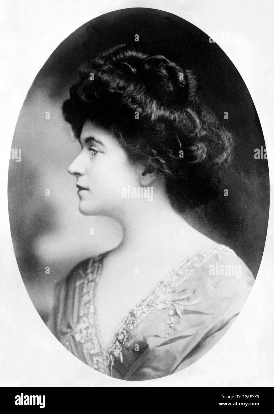 1909 ca  , New York , USA : The american SUSANNE HENNING Marquise DE LA CHARETTE . Married with french Marquis De La Charette in New York october 1909 . The Marquis have a castle in Dinard and his father was at one time in command of the Papal Guard . Susanne Henning was daughter of Antoinette Polk ( from Louiseville , Tennesssee ) and James W. Henning ( from Kentucky ), the governor of the New York  Exchange . The couple De La Charette , after more years in Paris , divorce in 30's and Susanne return in USA and dead in 1964. Suzanne Henning was portraied from painters Herbert Ross (1895-1989) Stock Photo