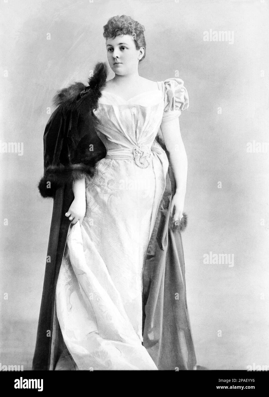 1890 ca : The american born Duchess  DE LA ROCHEFOUCAULD ( born Mattie Elizabeth MITCHELL , 28 Aug 1866 in Portland, Multnomah Cty, OR - 21 Feb 1933 in La Rochefoucauld Chateau, Charente, Limousin, FRANCE ) , married 11 february 1892 in Church of Sainte CLOTHILDE in Paris with Duke Francois XVI Alfred Gaston DE LA ROCHEFOUCAULD ( 1853 in Paris, FRANCE - 1925 in Monaco ) . Mattie was the daughter of Senator John H. Mitchell of Oregon ( 1835 - 1905 ) , USA , and and took with her 300,000 Dollars .  From this marriage born the Duke Francois XVII  DE LA ROCHEFOUCAULD ( 1905 in Paris - 1909 in Pari Stock Photo
