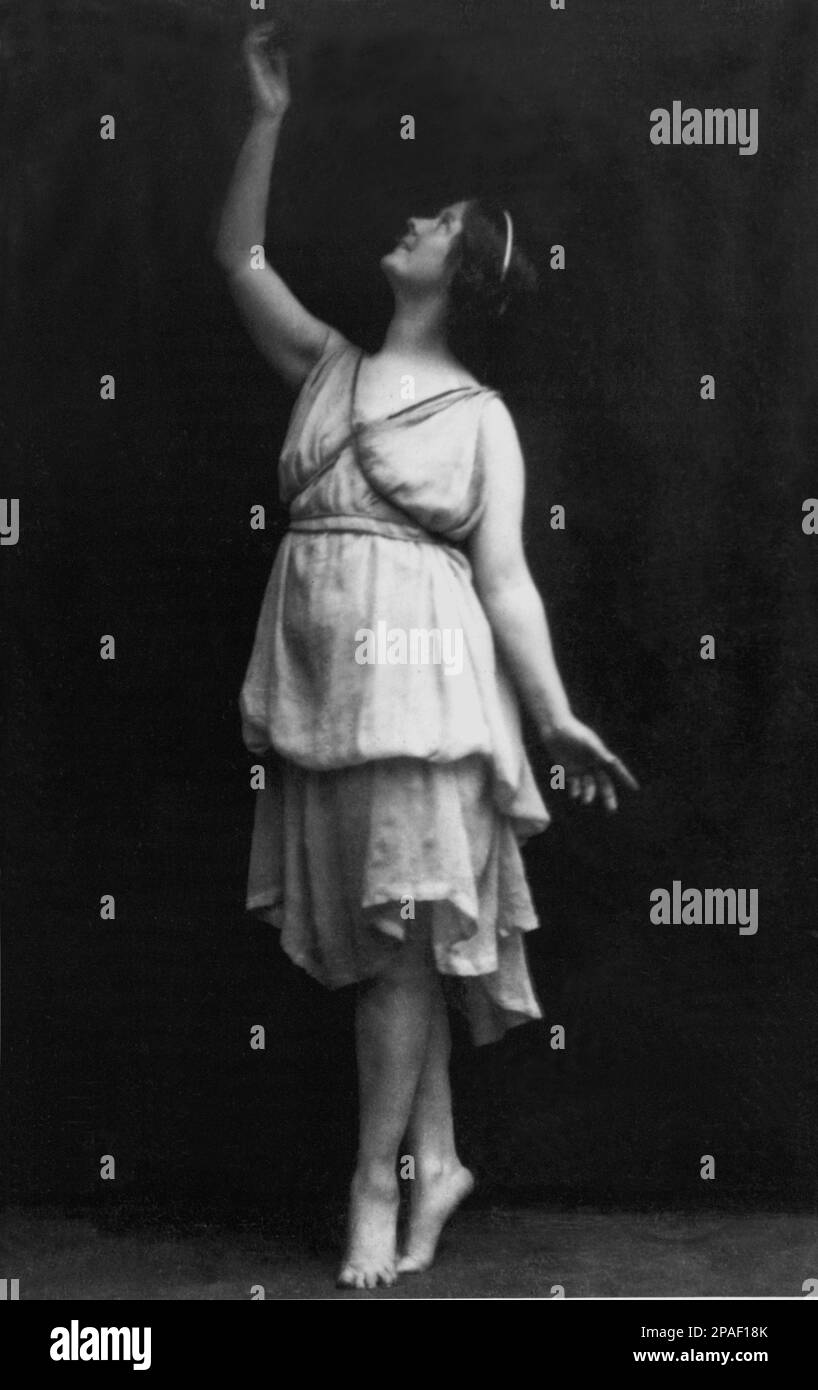 1910 ca , Munich , Germany : The american revolutianary dancer ISADORA DUNCAN ( San Francisco 1878 - Nice , France 1927 ) , founder of Free Dance , married to russian gay poet Sergei Esenin , lover of theater director Gordon Craig . Photo by Studio Elvira , Munich - DANCE - DANZA - ballerina - rivoluzionaria - avanguardia - avantgarde - ancient greco-roman dress - vestito all'antica greco-romano - DANZA LIBERA  - BALLETTO - TEATRO - garden - giardino - scialle   - BALLERINA - DANCER  - DIVA - DIVINA - AVANGUARDIA  - THEATER - THEATRE - moderno - MODERNISMO - MODERNISM - legs - gambe - barefoot Stock Photo