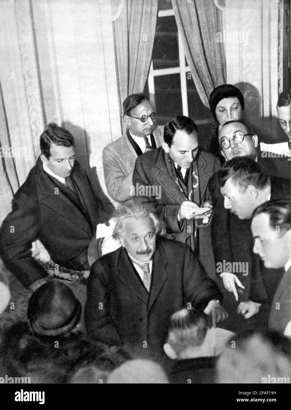1920's : The german Physicist  ALBERT EINSTEIN ( 1879 - 1955 ) , 1921 Nobel Prize winner at press conference . - foto storiche - foto storica  - scienziato - scientist  - portrait - ritratto  -  Physics - FISICA - FISICO - SCIENZA - SCIENCE  - baffi - moustache - PREMIO NOBEL PER LA FISICA - Prize -  Atomica - Atomo  - scienziato - genius - genio ----      ARCHIVIO GBB Argenzia Stock Photo