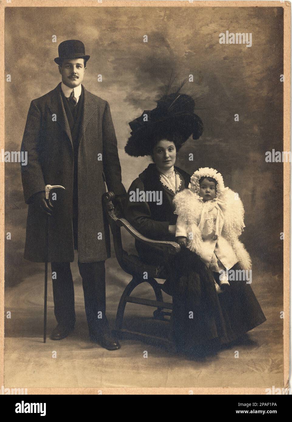 1910 ca , ITALY : A little child with  parents  - ITALIA - FAMIGLIA  - bambina - hat - cappello - bastone da passeggio - collar - colletto - derby hat - bombetta - marito e moglie - housband and wife - FOTO STORICHE - HISTORY PHOTOS  -  - bebe' - BAMBINO - BAMBINI - CHILDREN - BABY - ANNI DIECI - 10's - '10  - cane - baffi - moustache - pizzo - lace - cravatta - tie - piume - feathers - cappotto - coat - FASHION  - GENITORI  - baby ----      ARCHIVIO GBB Stock Photo