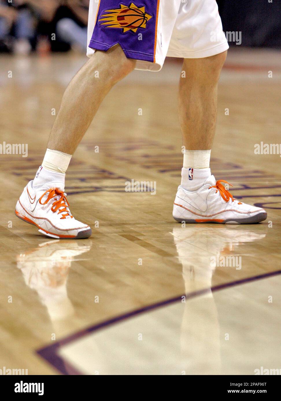 bewijs wenselijk Gemeenten Phoenix Suns guard Steve Nash's shoes are shown during a basketball game  against the Dallas Mavericks Thursday, Feb. 14, 2008 in Phoenix. Shoe  manufacturer Nike and Steve Nash are releasing the new