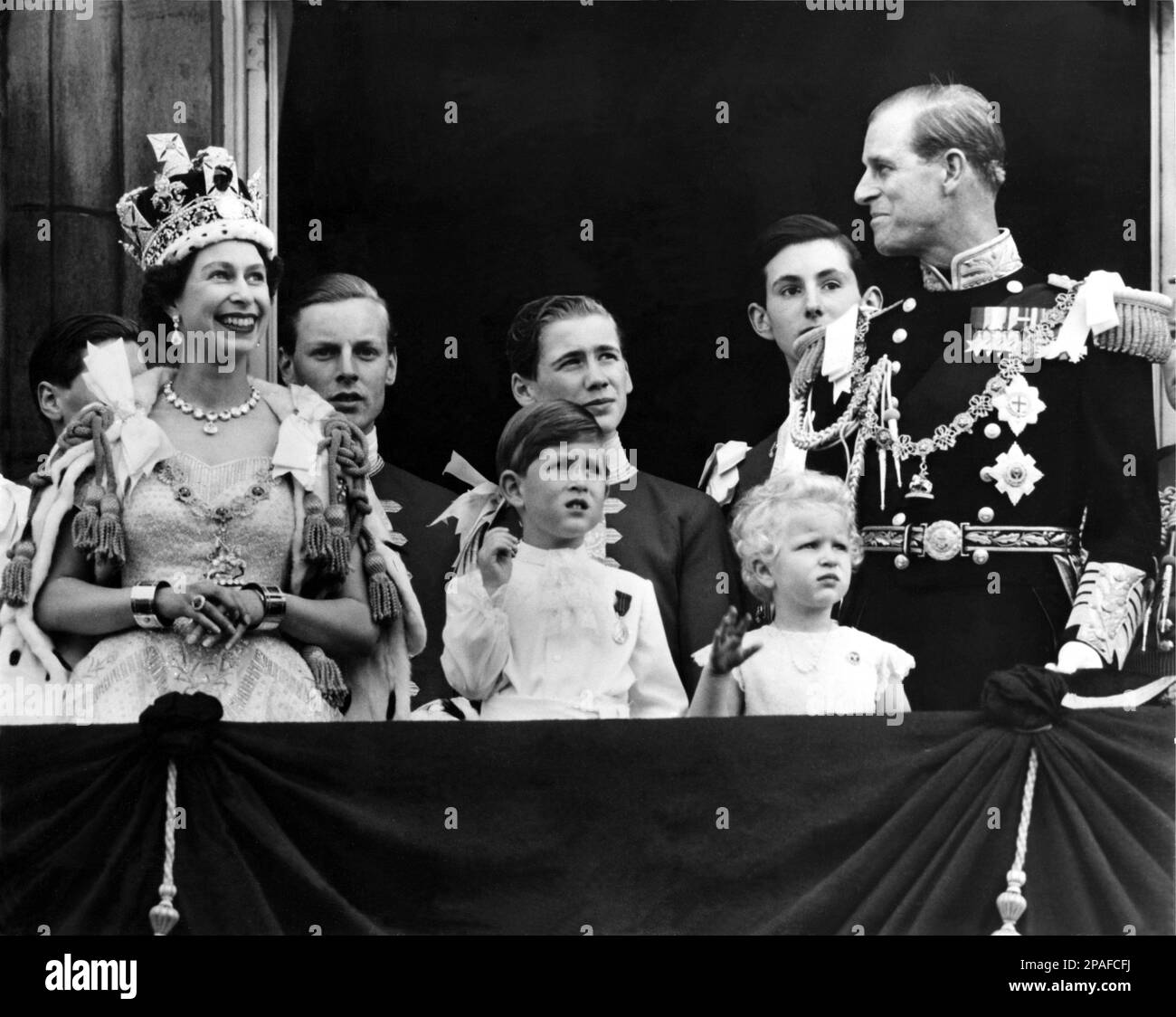1953, 2 june , Buckingham Palace , London , England  : The  coronation day of Queen ELIZABETH  II of England ( born 1926 ). In this photo with  hausband prince PHILIP Mountbatten Duke of EDINBURGH ( born 1921 ),  the sons prince CHARLES of Wales (born 1948 ) and princess Royal ANNE ( born 1950 ). In backgrounds the son of Duke and Duchesse Marina of KENT : EDWARD Duke of Kent and prince MICHAEL of Kent   - REALI - ROYALTY - nobili - Nobiltà  - nobility - GRAND BRETAGNA - GREAT BRITAIN - INGHILTERRA - REGINA - WINDSOR - House of Saxe-Coburg-Gotha - celebrity personality celebrities personalitie Stock Photo