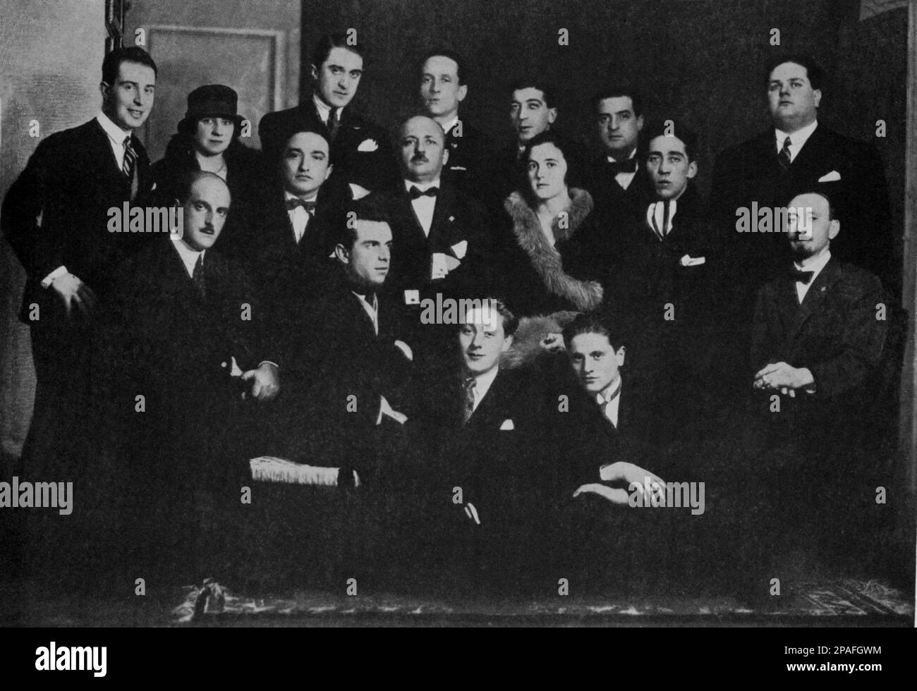 The photo of italians artist group of FUTURISTI pubblished in the italian Avantgarde theatre magazine TEATRO , march - april 1927 : (from left) Fedele AZARI , Franco CASAVOLA , D' ANGELI , ARMANDO MAZZA ,Federico B.  PINNA , FORTUNATO DEPERO ,  FILIPPO TOMMASO MARINETTI ( 1876 - 1944 ), BENEDETTA MARINETTI , Mino SOMENZI ,Guglielmo  JANNELLI , ENRICO PRAMPOLINI , Luigi RUSSOLO and ESCODAME' . Photo by Caminada , Milano  - FUTURISM - FUTURISTA - FUTURIST - STORIA DELL' ARTE  - ARTS - MUSICA - MUSIC - amici - friends  - THEATER - AVANGUARDIA  - portrait - ritratto - baffi - moustache - cravatta Stock Photo