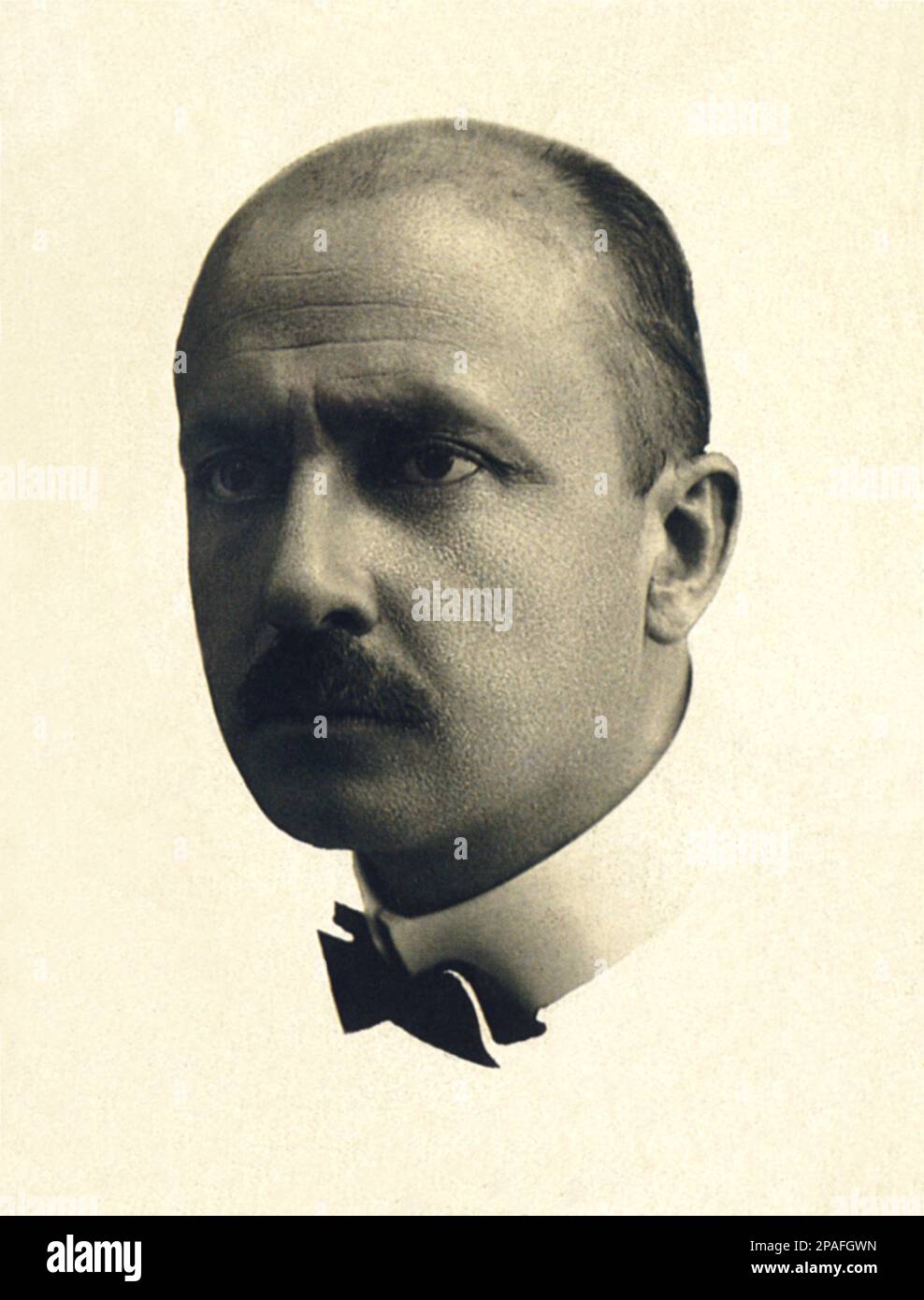 1915 ca :  The italian Futurist writer FILIPPO TOMMASO ( F.T. ) MARINETTI ( 1876 - 1944 )  - ARTE - ARTS - FUTURISMO - FUTURISM - FUTURISTA  - LETTERATURA  - FASCISMO - FASCISM  - LITTERATURE - SCRITTORE - LETTERATURA - AVANGUARDIA - Avantgarde - Avangarde - ARTE - ARTS - baffi - moustache - tie bow - papillon - cravatta - collar - colletto   ----      ARCHIVIO GBB Stock Photo