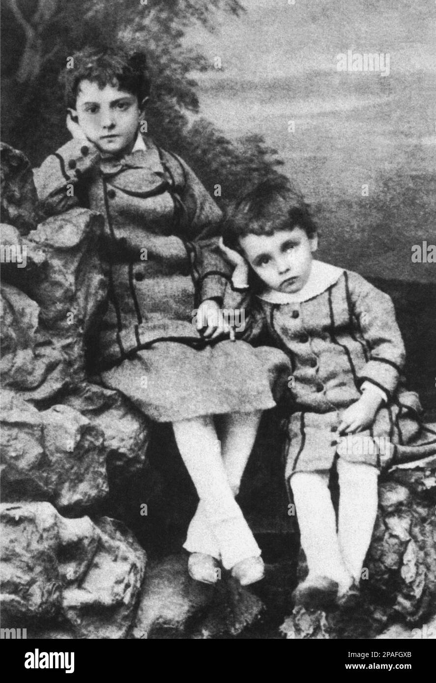 1881 ca :  The italian Futurist writer FILIPPO TOMMASO ( F.T. ) MARINETTI ( 1876 - 1944 ) with his brother Leone  when was children - ARTE - ARTS - FUTURISMO - FUTURISM - FUTURISTA  - LETTERATURA  - LITTERATURE - SCRITTORE - LETTERATURA - AVANGUARDIA - Avantgarde - Avangarde - ARTE - ARTS  - tie bow - papillon - cravatta - collar - colletto - bambino - bambini - celebrities celebrity when was a boys child children - personalita' da bambino bambini - da piccolo - piccoli - ypungs - baby - babies   ----      ARCHIVIO GBB Stock Photo