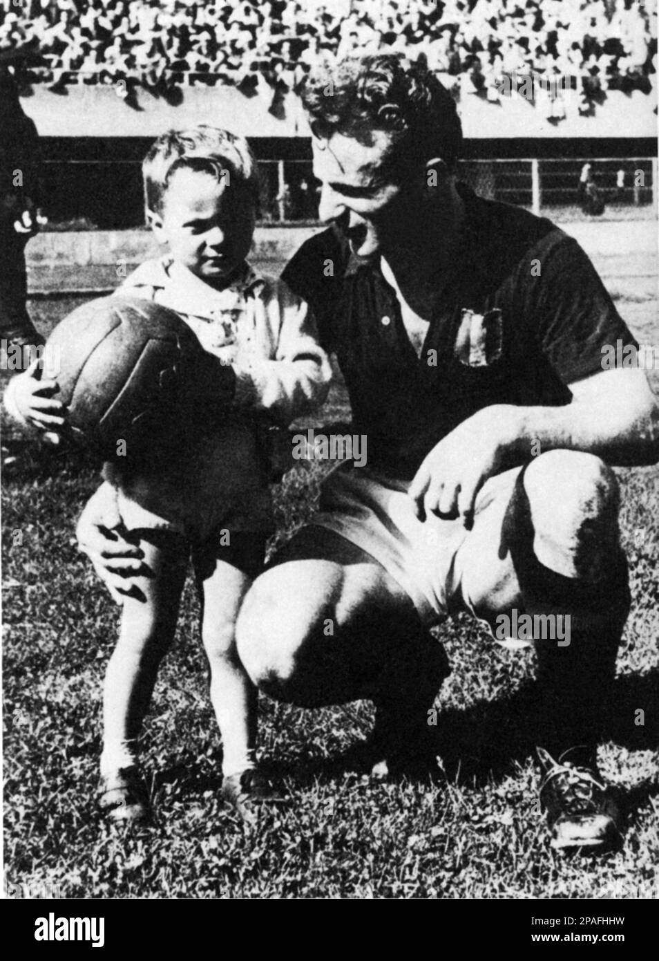 1945 ca : SANDRO ( Alessandro ) MAZZOLA  ( born November 8, 1942 ) is an Italian former football player . In this photo with father VALENTINO MAZZOLA ( 1919 - 1949 ), who was killed in the Superga air disaster in 1949. sandro was one of the most renowned Italian football players of 1960s . He played for the Inter Milan team known as La Grande INTER . He was an inside right with top goalscoring instincts. He was also blessed with superb creativity helped by his pin point passing, dribbling and ball control. He also often played as a creative attacking midfielder. - SOCCER PLAYER - personalita' Stock Photo