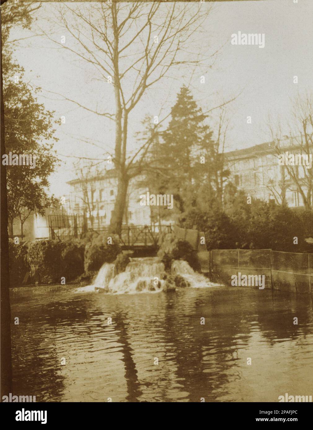 1914 , march  , Milano ,  ITALY : The Via Palestro Gardens  - ITALIA - FOTO STORICHE - HISTORY - GEOGRAFIA - GEOGRAPHY  - MILAN -  - Giardini pubblici - giardino  ----      ARCHIVIO GBB Stock Photo