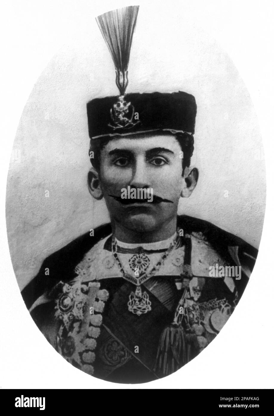 1900 ca. , Montenegro : The Prince PETER of MONTENEGRO  - REALI - Nobiltà   - NOBILITY - ROYALTY - HISTORY - FOTO STORICHE  - BELLE EPOQUE  - medals - medaglie - medaglia - baffi - moustache - costume folkloristico - hat - cappello - fez - PETAR  ----      ARCHIVIO GBB Stock Photo