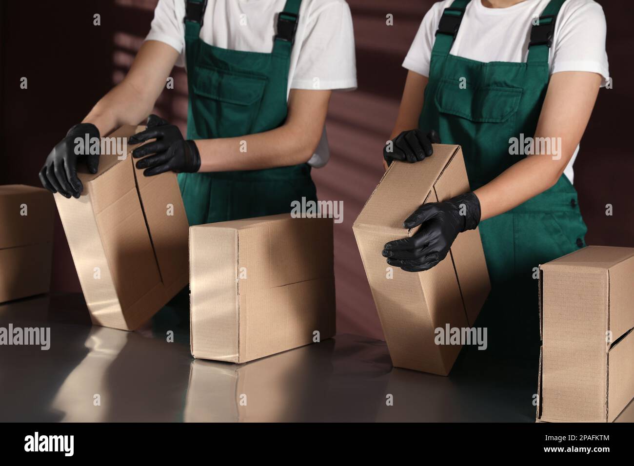 People packing cardboard boxes hi-res stock photography and images - Alamy