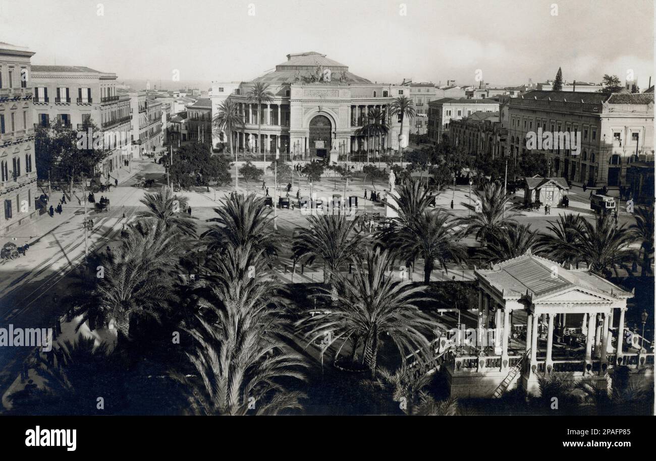 1920 ca. , PALERMO ,  ITALY : The Piazza Castelnuovo and Theatre Politeama Giuseppe Garibaldi  - ITALIA - FOTO STORICHE - HISTORY - GEOGRAFIA - GEOGRAPHY  - ARCHITETTURA - ARCHITECTURE - SICILY - SICILIA - parco pubblico - Giardini  pubblici - giardino - palme - palms - teatro - theater - theatre - OPERA LIRICA  -  ----      ARCHIVIO GBB Stock Photo
