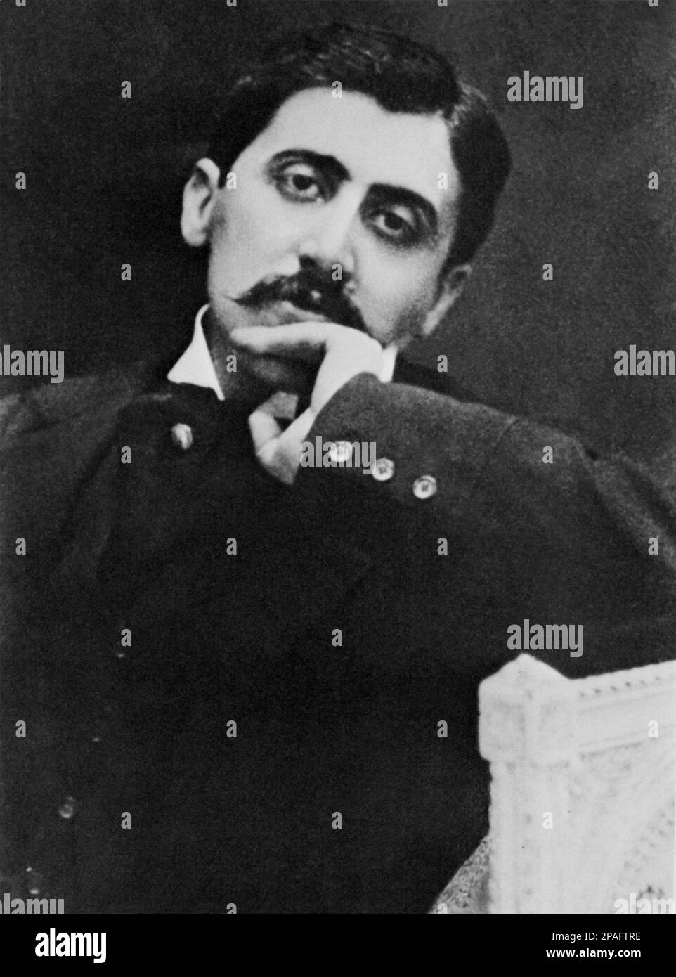 1896 ca :   The most celebrated  french writer MARCEL PROUST ( 1871 - 1922 ). Photo by H. Martinie , Paris  - SCRITTORE - SCRITTRICE - LETTERATO - LITERATURE - LETTERATURA  - GAY - homosexual - omosessuale - omosessualità - LGBT  - homosexuality  - baffi - moustace - thinker - pensatore  - collar - colletto - tie - cravatta ----      ARCHIVIO GBB Stock Photo