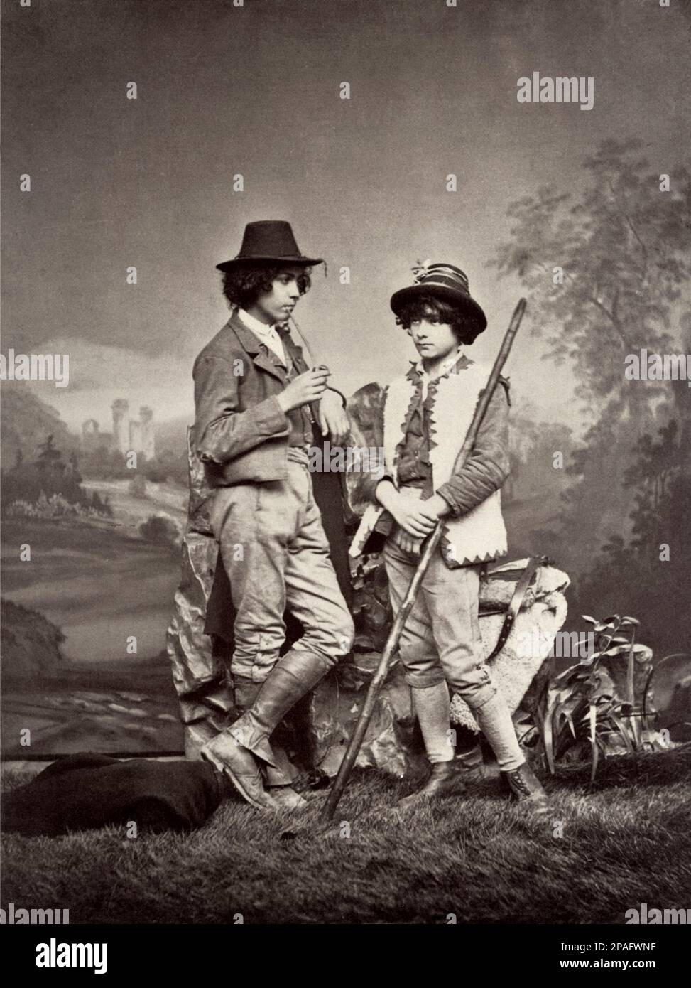 1880 ca,  Roma , Lazio , Italy  : Folkloristic costume of two young shepperds at  CASTELLI ROMANI near Rome  - Ciociaria - Frosinone  - FOTO STORICHE - HISTORY PHOTOS -  - FOLKLORE -   - pastori - pastore - GEOGRAFIA - GEOGRAPHY - boys - ragazzi - ragazzo - CIOCIARIA - CIOCIARI - CIOCIARO ----      ARCHIVIO GBB Stock Photo