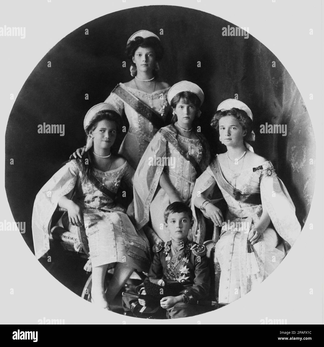 1911 : The russian crownprince Grand Duke Tsarevich ALEXEI Nikolaevich ROMANOV (1904 - 1918 ) with sisters ( from left ) : MARIE , TATIANA , ANASTASIA and OLGA . The youngest child and the only son of Tsar Nicholas II of Russia and Alexandra Fyodorovna .  - foto storiche - foto storica - portrait - ritratto - Nobiltà   - nobility - nobili  - nobile - BELLE EPOQUE  - RUSSIA - TZAR - RUSSIA - ROMANOFF - ROMANOV - ALESSIO - ALEXIEI - fratelli - brothers - sorelle - sisters - child - children - bambino - bambini  ----      ARCHIVIO GBB Stock Photo