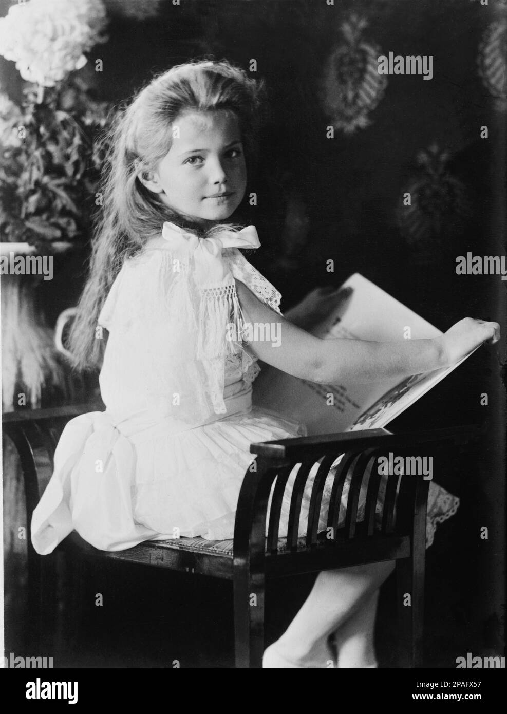 1906 : The russian Grand Duchess MARIE Nikolaevna of Russia ( 1899 - 1918 ), daughter of Tsar Nicholas II ROMANOV of Russia and Alexandra Fyodorovna . Sister of Grand Duke Tsarevich ALEXEI Nikolaevich  (1904 - 1918 ) and  TATIANA , ANASTASIA and OLGA  - foto storiche - foto storica - portrait - ritratto - Nobiltà   - MARIA - nobility - nobili  - nobile - BELLE EPOQUE  - RUSSIA - TZAR - RUSSIA - ROMANOFF - ROMANOV -  bambina - child - children - bambino - bambini  - reader - lettore - lettrice - libro - book  ----      ARCHIVIO GBB Stock Photo