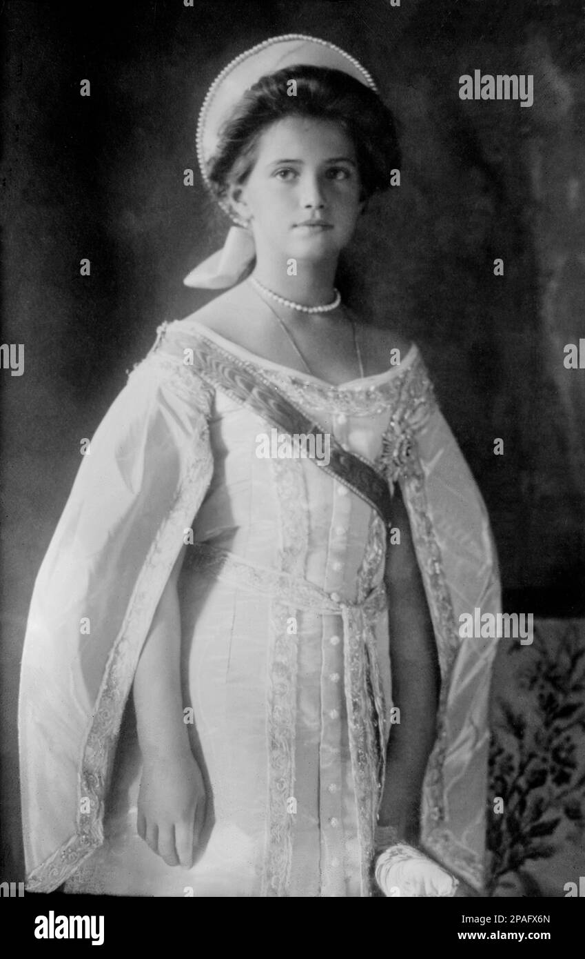 1911 : The russian Grand Duchess MARIE Nikolaevna of Russia ( 1899 - 1918 ), daughter of Tsar Nicholas II ROMANOV of Russia and Alexandra Fyodorovna . Sister of Grand Duke Tsarevich ALEXEI Nikolaevich  (1904 - 1918 ) and  TATIANA , ANASTASIA and OLGA  - foto storiche - foto storica - portrait - ritratto - Nobiltà   - MARIA - nobility - nobili  - nobile - BELLE EPOQUE  - RUSSIA - TZAR - RUSSIA - ROMANOFF - ROMANOV -  bambina - child - children - bambino - bambini  - pearls necklace - collana di perle ----      ARCHIVIO GBB Stock Photo