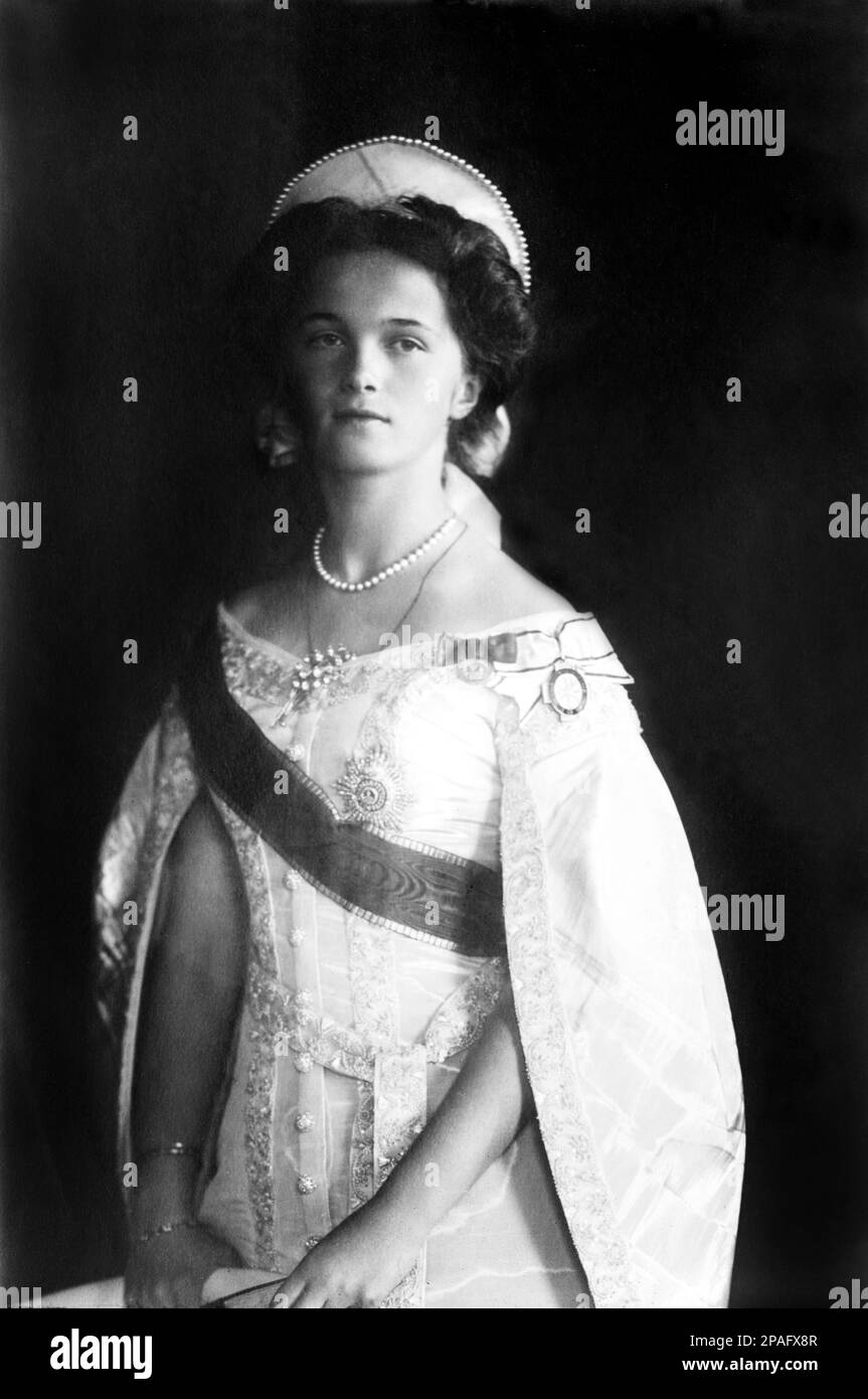 1911 : The russian Grand Duchess OLGA of Russia ( 1895 - 1918  ), daughter of Tsar Nicholas II ROMANOV of Russia and Alexandra Fyodorovna . Sister of Grand Duke Tsarevich ALEXEI Nikolaevich  ( 1904 - 1918 ) and  Marie , Anastasia and Tatiana  - foto storiche - foto storica - portrait - ritratto - Nobiltà   - MARIA - nobility - nobili  - nobile - BELLE EPOQUE  - RUSSIA - TZAR - RUSSIA - ROMANOFF - ROMANOV - collana di perle - pearls necklace  - raso - satin - chignon ----      ARCHIVIO GBB Stock Photo