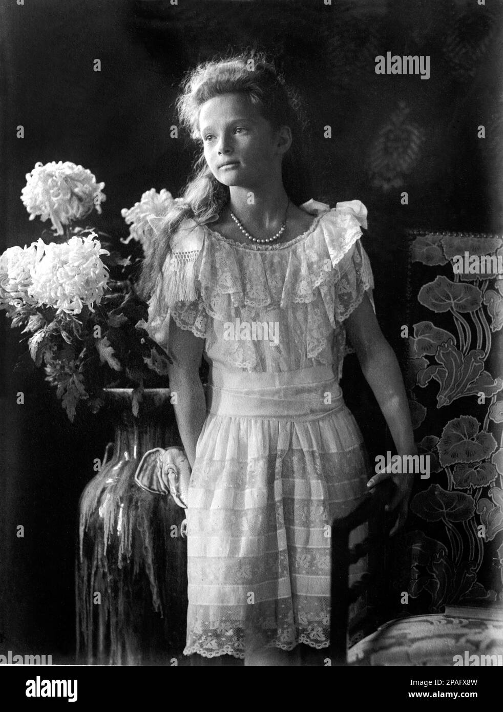 1906 : The russian Grand Duchess TATIANA  of Russia (  1897 - 1918  ), daughter of Tsar Nicholas II ROMANOV of Russia and Alexandra Fyodorovna . Sister of Grand Duke Tsarevich ALEXEI Nikolaevich  ( 1904 - 1918 ) and  Marie , ANASTASIA and OLGA  - foto storiche - foto storica - portrait - ritratto - Nobiltà   - MARIA - nobility - nobili  - nobile - BELLE EPOQUE  - RUSSIA - TZAR - RUSSIA - ROMANOFF - ROMANOV -  bambina - child - children - bambino - bambini  - collana di perle - pearls necklace - crisantemi - crisantemo - pizzo - lace ----      ARCHIVIO GBB Stock Photo