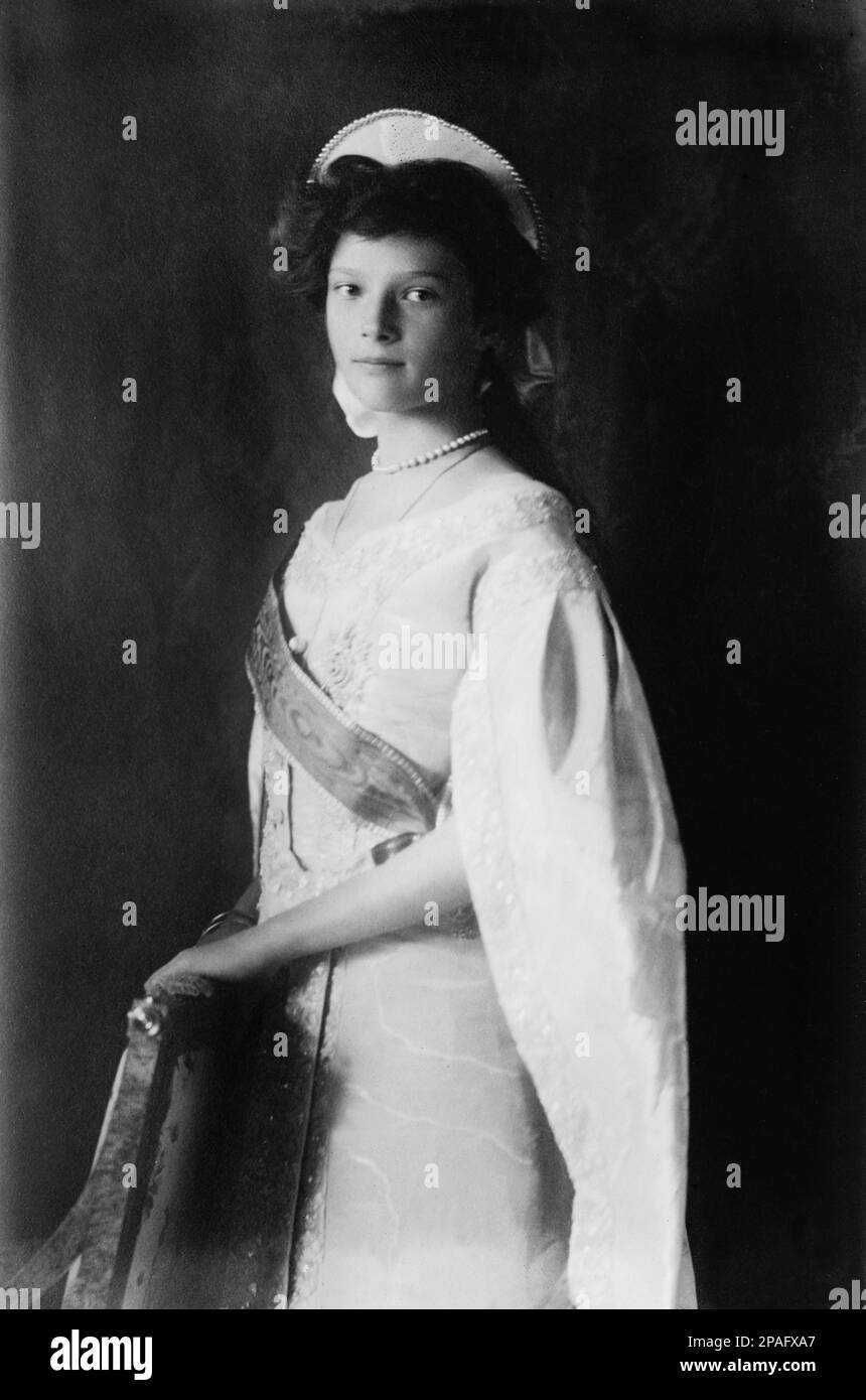 1911 : The russian Grand Duchess TATIANA  of Russia (  1897 - 1918  ), daughter of Tsar Nicholas II ROMANOV of Russia and Alexandra Fyodorovna . Sister of Grand Duke Tsarevich ALEXEI Nikolaevich  ( 1904 - 1918 ) and  Marie , ANASTASIA and OLGA  - foto storiche - foto storica - portrait - ritratto - Nobiltà   - MARIA - nobility - nobili  - nobile - BELLE EPOQUE  - RUSSIA - TZAR - RUSSIA - ROMANOFF - ROMANOV -  bambina - child - children - bambino - bambini  - collana di perle - pearls necklace ----      ARCHIVIO GBB Stock Photo