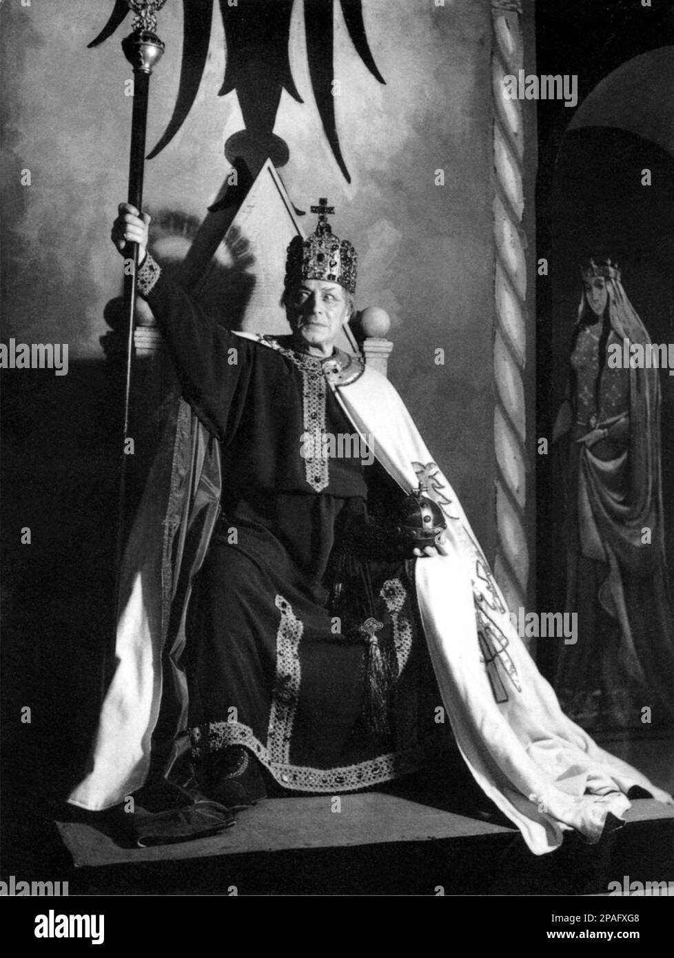 1943  :The most celebrated italian theatre actor RUGGERO RUGGERI ( Fano 1871 - Milano 1953 ) in ENRICO IV by Luigi Pirandello - TEATRO ITALIANO - teatrale - ATTORE - portrait - ritratto - crown - corona - scettro - pazzo - mad - crazy - pazzo - pazzia  ----      ARCHIVIO GBB Stock Photo
