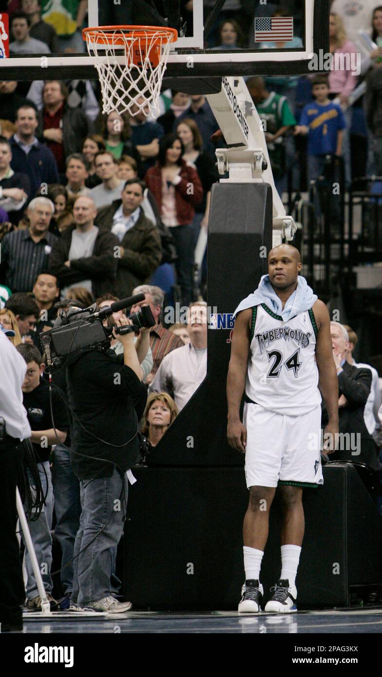 Minnesota Timberwolves' Antoine Walker stands alone at the end of the game  after the Boston Celtics' Leon Powe scored the game-winning basket at the  buzzer to beat the Timberwolves 88-86 in an, image size:785x1390