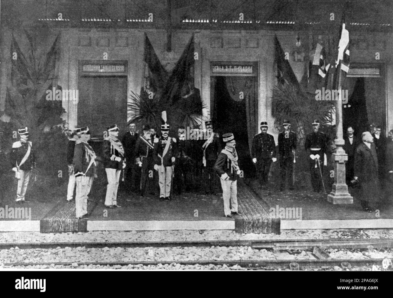 1906 , TRAFORO DEL SEMPIONE ,  ITALY : The inauguration of 19 may 1906 for the tunnel from Iselle to Briga ( Brig ). In this photo the King of Italy VITTORIO EMANUELE III di SAVOIA waithing the suisse train from Briga in DOMODOSSOLA for meet the suisse delegation . The Simplon Tunnel is an Alpine railroad tunnel that connects the Swiss town of Brig with Domodossola in Italy, though its relatively straight trajectory does not run under Simplon Pass itself. It actually consists of two single-track tunnels built nearly 20 years apart. For more than half a century it was considered to be the longe Stock Photo