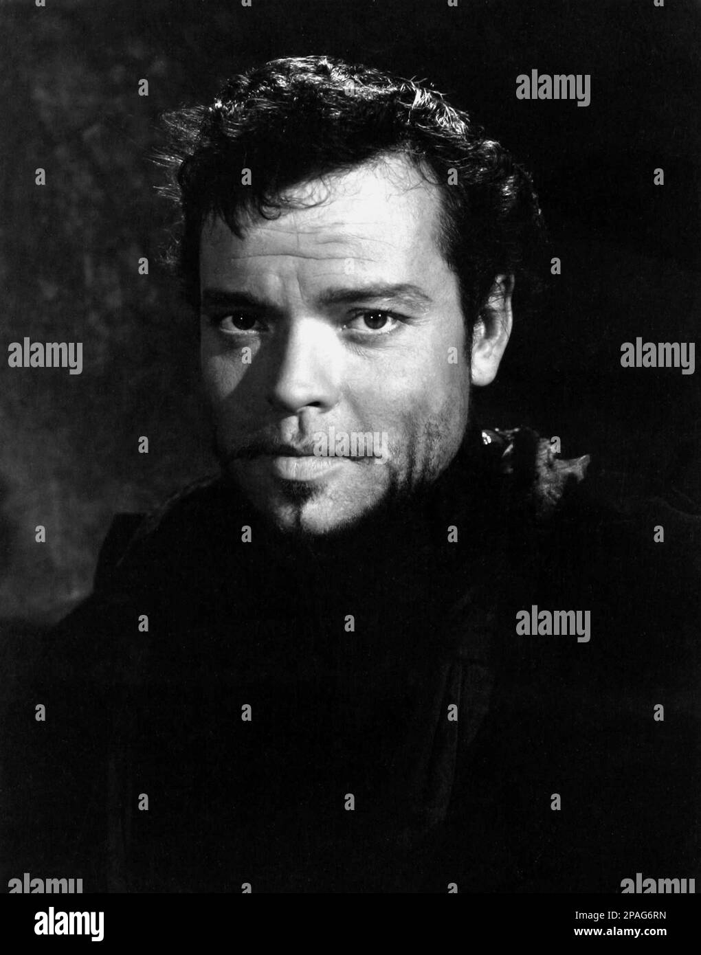 1949 : The  movie actor ORSON WELLES ( 1915 - 1985 ) as CESARE BORGIA  in a pubblicitary shot  for PRINCE OF FOXES by Henry King  , from a novel by Samuel Shellabarger - FILM - CINEMA - ATTORE CINEMATOGRAFICO  -  NOT FOR ADVERTISING PUBBLICITARY USE ---- NON PER USO PUBBLICITARIO ----- NOT FOR GADGETS  ----      ARCHIVIO GBB Stock Photo