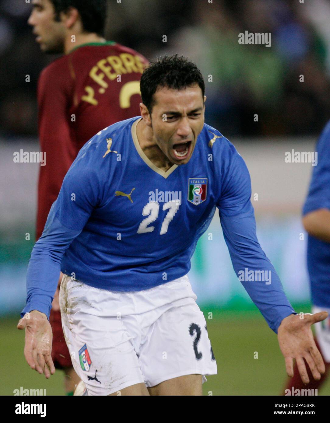 【25％OFF】 Italy forward Fabio Quagliarella celebrates after scoring スポーツ