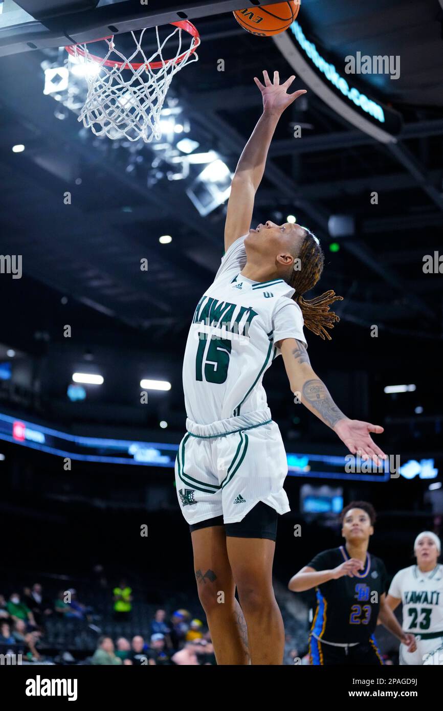 Hawaii guard Daejah Phillips (15) shoots against UC Santa Barbara