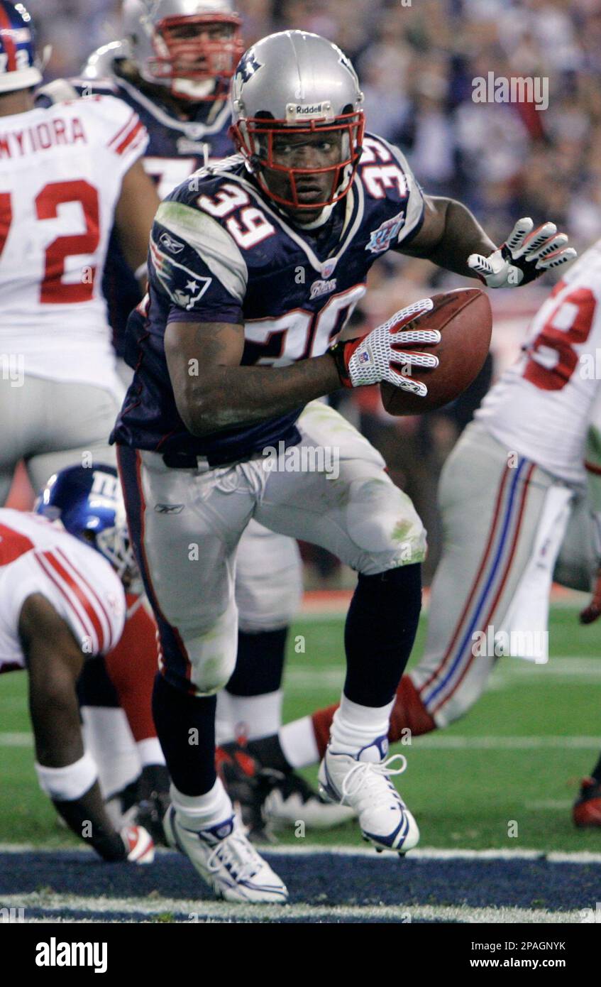 New England Patriots running back Laurence Maroney (39) heads into the end zone on a 1-yard touchdown run during the second quarter of the Super Bowl XLII football game against the New York Giants at University of Phoenix Stadium on Sunday, Feb. 3, 2008, in Glendale, Ariz. (AP Photo/Paul Sancya) Stock Photo