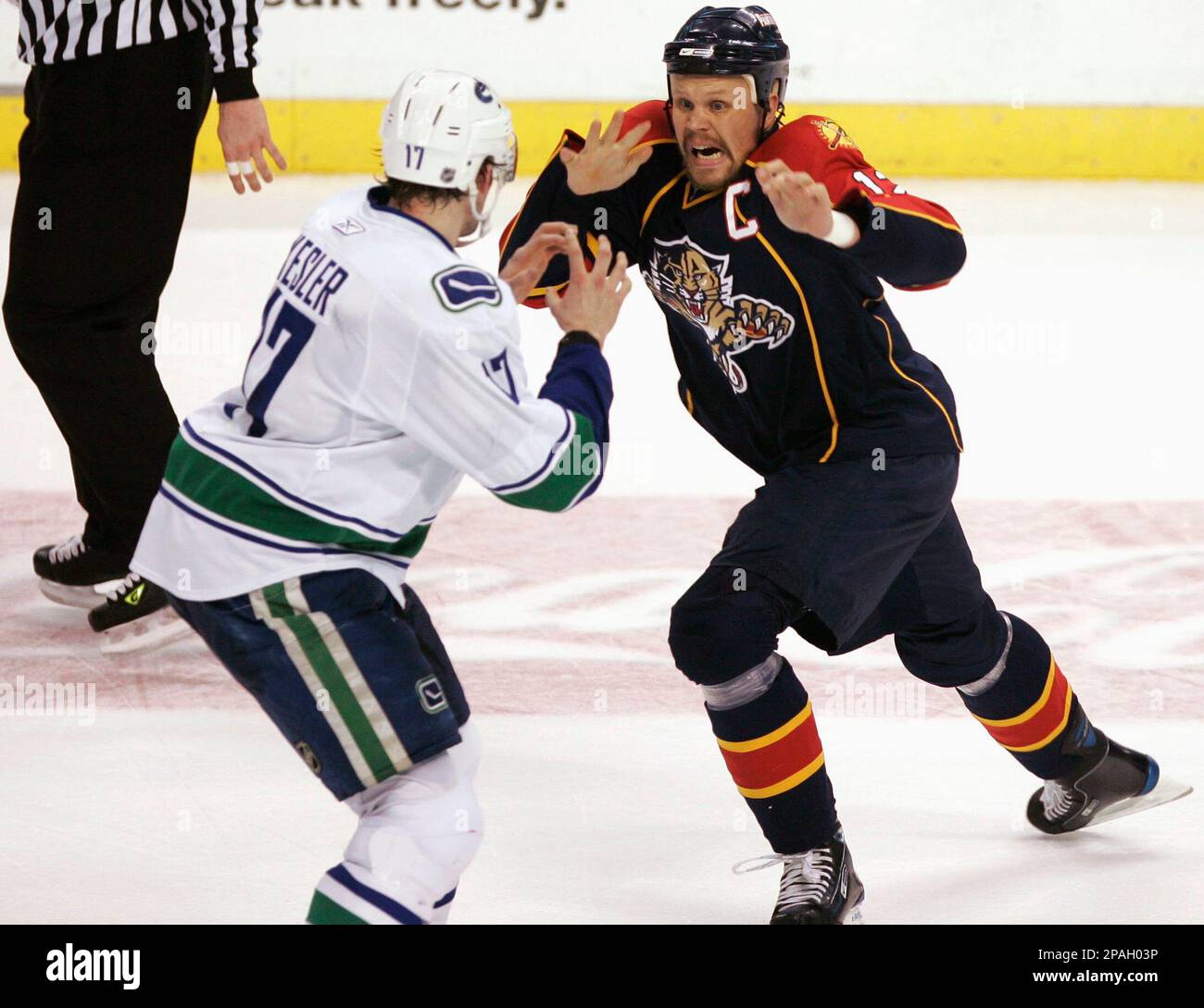 vancouver-canucks-ryan-kesler-17-and-florida-panthers-olli-jokinen-of-finland-begin-to-fight-in-the-second-period-of-their-nhl-hockey-game-friday-feb-1-2008-in-sunrise-flaap-photoj-pat-carter-2PAH03P.jpg