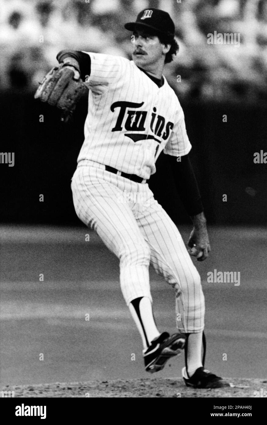 Minnesota Twins pitcher Frank Viola (16) speaks with Twins Gary