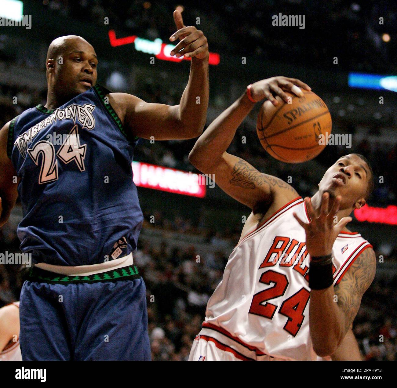 Minnesota Timberwolves' Antoine Walker, left, and Chicago Bulls' Tyrus  Thomas go for a rebound during the second quarter of an NBA basketball game  in Chicago, Tuesday, Jan. 29, 2008. (AP Photo/Brian Kersey, image size:1300x1271