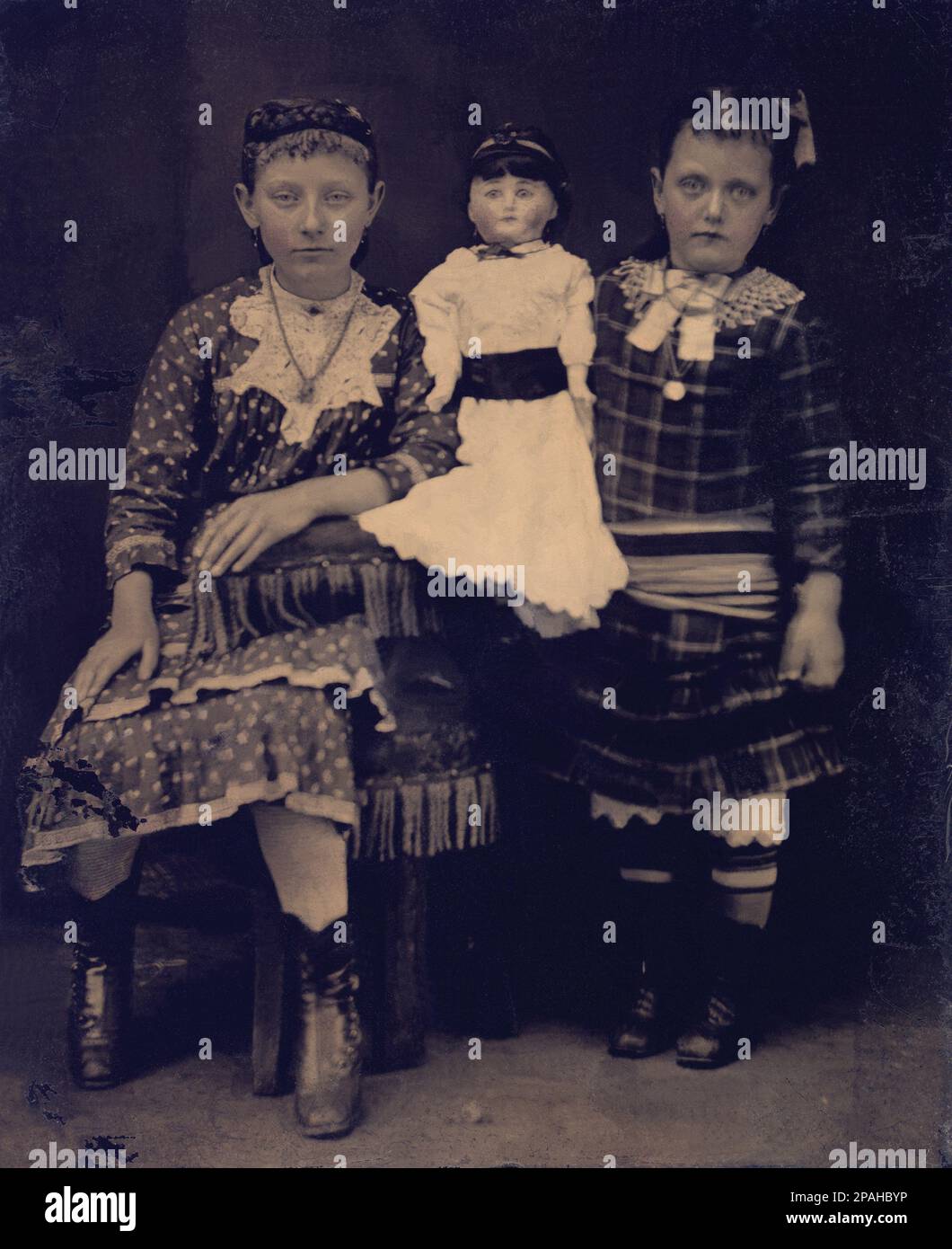 1880 ca , Great Britain   : Two sisters  with  a doll  ( from left in this photo: Rose Sias Smith and sister Myrtle Sias Smith ) - TOYS - giocattolo - giocattoli  -  BAMBOLA - bambole - SORELLE - FOTO STORICHE - HISTORY PHOTOS  -    - child  - bambina - bambine - BAMBINO - BAMBINI - CHILDREN - BABY - pois - polkadots -  INFANZIA  - FASHION - OTTOCENTO - MILLEOTTOCENTO - '800 - 800's  - ambrotype - ambrotipo - tintype - RITRATTO - PORTRAIT - ferrotipo ---- Archivio GBB Stock Photo