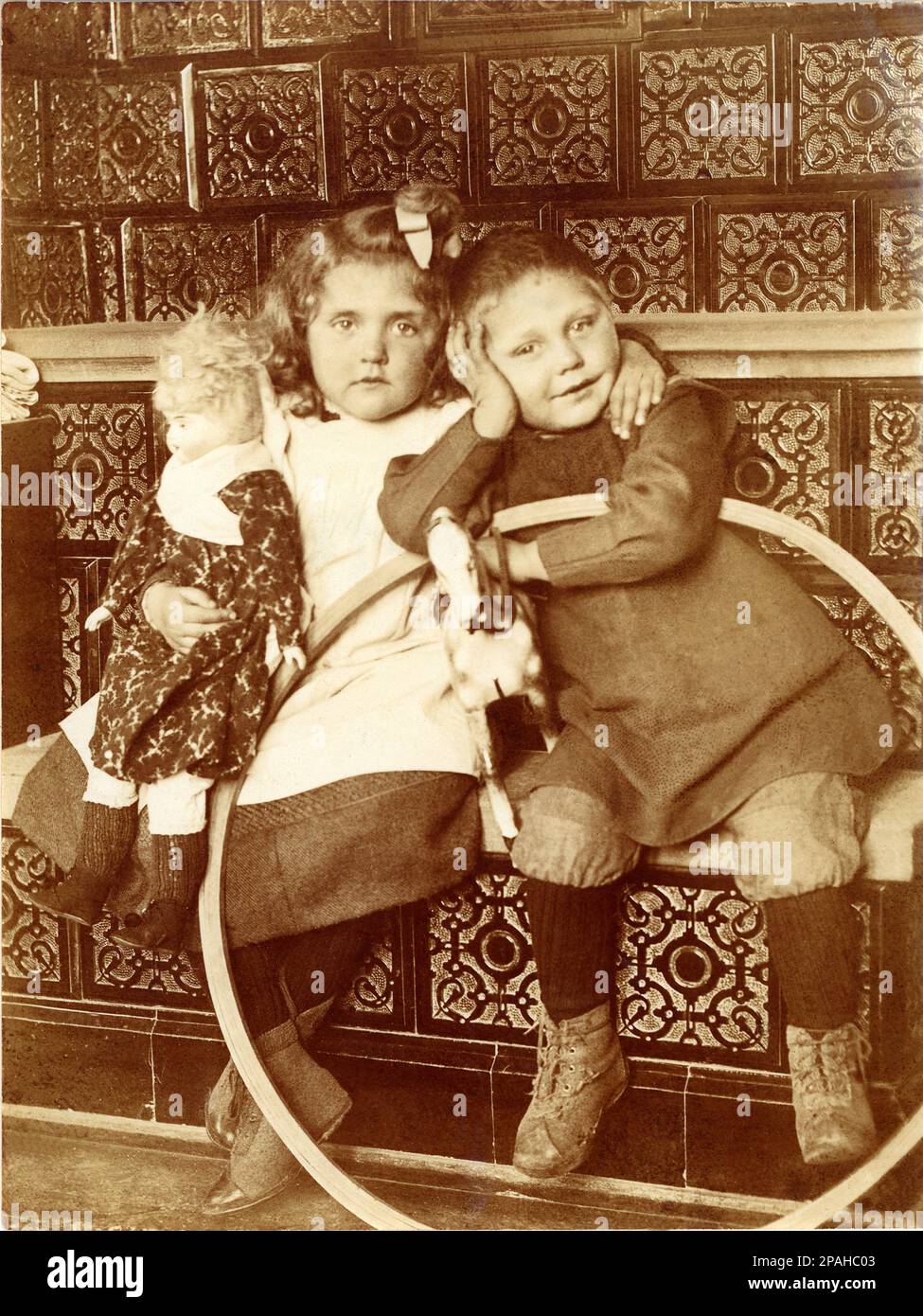 1900 ca , Lucerne , SWITZERLAND : Two brothers with toys .- TOY - giocattolo - giocattoli  -  BAMBOLA - DOLL - bambole - FRATELLI - FOTO STORICHE - HISTORY PHOTOS  - fratello e sorella - sister and brother  - child  - bambina  - BAMBINO - BAMBINI - CHILDREN - BABY - babies -  INFANZIA  - CHILDHOOD - cerchione - cerchio -  NOVECENTO - 900's - '900  - gioco - giochi ---- Archivio GBB Stock Photo
