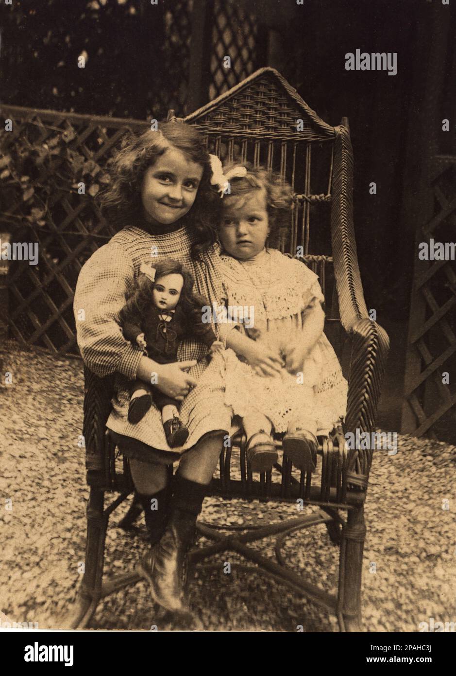 1910 ca , France : CHILDREN AT PLAY - TOYS - giocattolo - giocattoli  -  BAMBOLA - bambole -DOLL -  SORELLE - FOTO STORICHE - HISTORY PHOTOS  -    - child  - bambina - bambine - BAMBINO - BAMBINI - CHILDREN - CHILD - BABY -  chair - rattan - vimini - sedia  -  INFANZIA ---- Archivio GBB Stock Photo