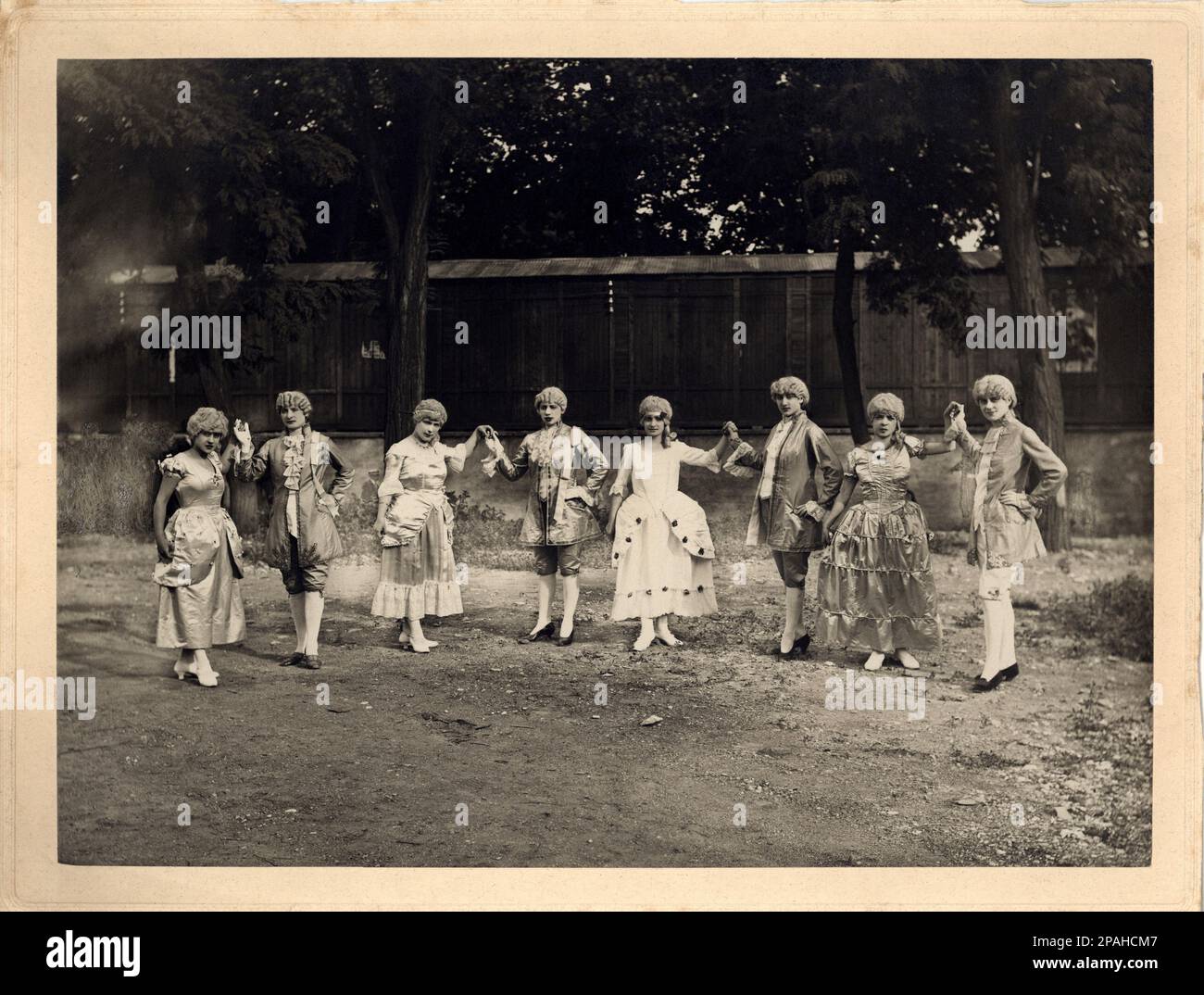 1910's  , FRANCE : Height women friends in a carnival masquerade  dressed in Rococo costumes . - XVIII Century - FOTO STORICHE - HISTORY PHOTOS -    - FRANCIA  - AMICHE - parrucca - wig - damine - damina - dama  - BELLE EPOQUE  - parco pubblico  - garden - giardino - CARNEVALE - MASCHERATA - ball - ballo - festa in maschera - buffo - funny - fancy dress - travestimento - donne travestite da uomo - male impersonator - crossgender - trasvestite - Dance - Danza   ---- Archivio GBB Stock Photo