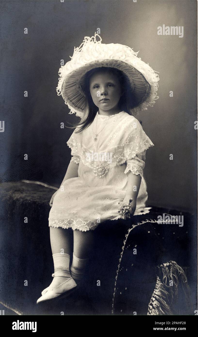 1916 ca , Netherlands   : The future Queen JULIANA ( 1909 - 2004 ) of Netherlands with grandmother Princess Marie of Schwarzburg-Rudolstadt.  . Daughter of Queen WILHELMINA  ( of Orange-Nassau , 1880 – 1962 )  married in 1901 with Duke Heinrich Wladimir Albrecht Ernst of  Mecklenburg-Schwerin ( 1876 –  1934 ). On September 4, 1948, after a reign of 58 years and 50 days, Wilhelmina abdicated in favour of her daughter Juliana .  - REALI - ROYALTY - nobili - nobilta' - nobility - OLANDA  - PAESI BASSI - HOLLAND -  REGINA   - hat - cappello - reader - lettore - lettrice - libro - book - REGINA - c Stock Photo