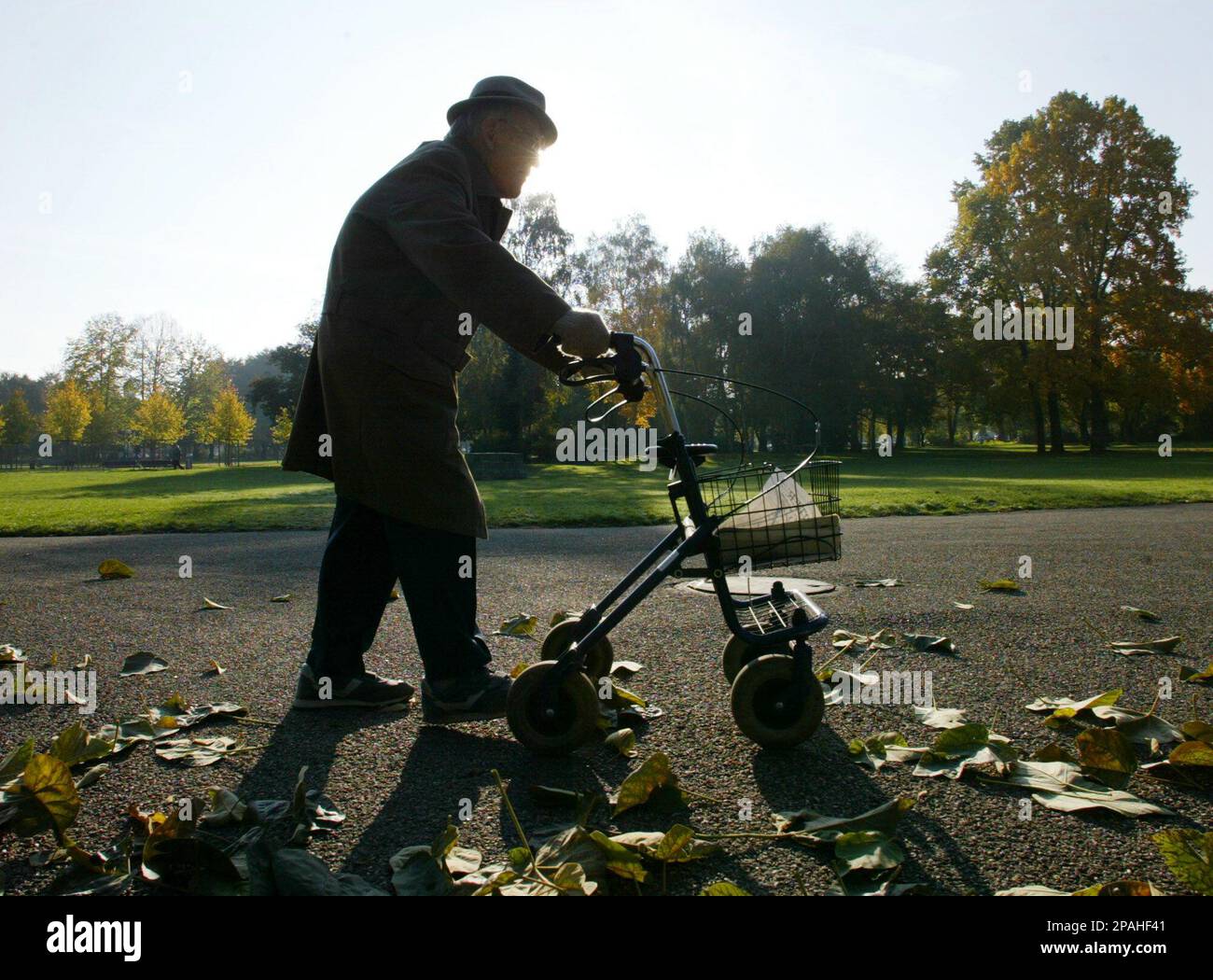 archiv-mit-einer-gehhilfe-spaziert-ein-rentner-durch-einen-park