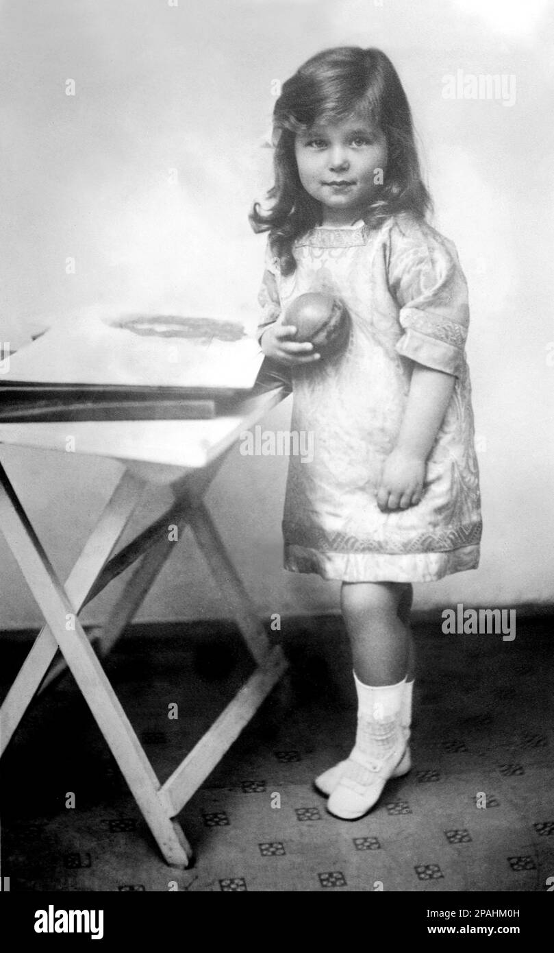 1913 ca : The russian Her Imperial Highness princess KYRA of RUSSIA   ROMANOV ( Kira Kirillovna ,  1909 - 1967 ) ,the  daughter  of  Princess Victoria Melita of Edinburgh and Gran Duke Kyrill  ( Cyril ) Vladimirovich of Russia ( 1876 - 1938 ) . Grand Duchess Viktoria Feodorovna of Russia, born Princess Victoria Melita (1876 – 1936) was a member of the British Royal Family, a granddaughter of Queen Victoria . Victoria held the titles of Grand Duchess of Hesse (1894-1901), and Grand Duchess Viktoria Feodorovna of Russia . Victoria scandalized the royal families of Europe with her divorce and rem Stock Photo