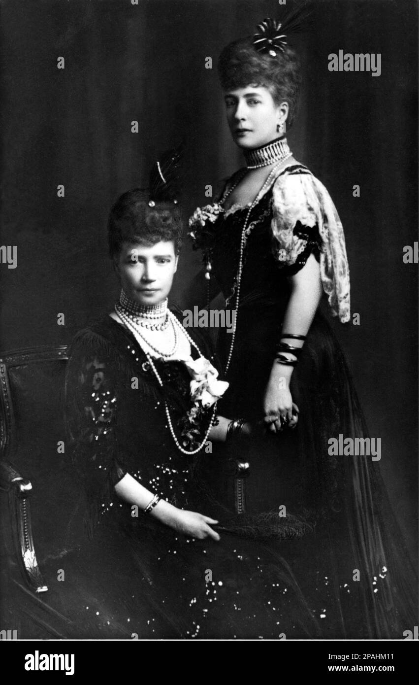 1903 , London , Great Britain : The russian Tsarine Empress MARIE FYODOROVNA  of RUSSIA ( born Dagmar of Denmark , 1847 - 1928 ) , married with russian Tsar Alexander III ( 1845 –  1894 ) with her sister (standing in this photo ) Queen ALEXANDRA OF ENGLAND , wife of King Edward VII and eldest daughter of King Christian IX of DENMARK .  Alexander III had six children of his marriage with Marie Feodorovna , the ealdest is the last Emperor of Russia , the Tsar Nicholas II ( 1868 - 1918 ) - foto storiche - foto storica  - HISTORY - portrait - ritratto - nobilta'  - nobility - nobili  - nobile - BE Stock Photo