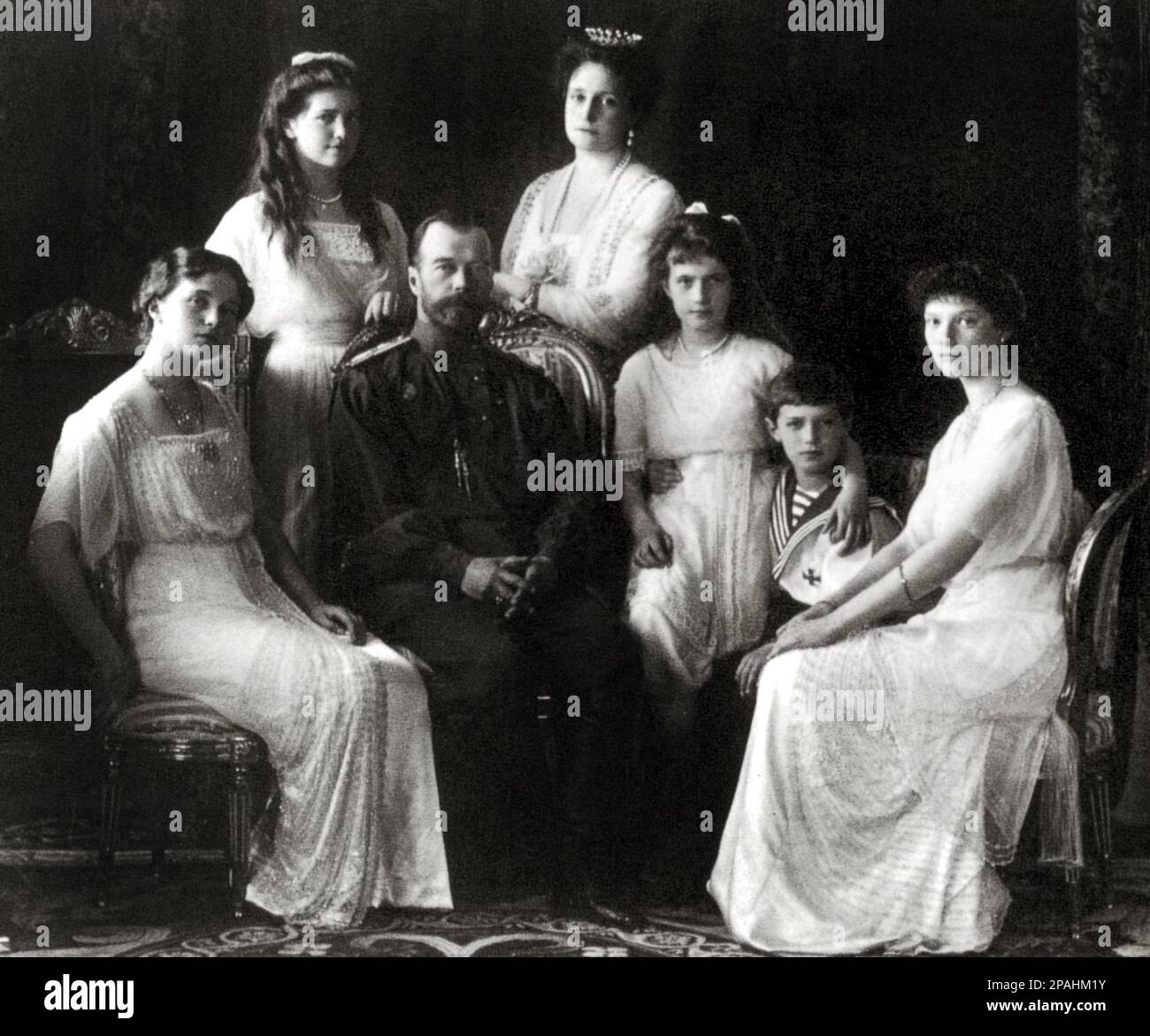 1911 :  The russian Tsar NICHOLAS II of Russia ( 1868– 1918)  with wife Empress Tsarina ALEXANDRA FYODOROVNA ( Feodorovna , Alix of Hesse and by Rhine 1872 - dead the day  17 July 1918 with all the royal family ). In this photo with sons  : crownprince Grand Duke Tsarevich ALEXEI Nikolaevich ROMANOV ( born 1904 ),  MARIE ( Maria , born 1899 ), TATIANA ( born 1897 ), ANASTASIA ( born 1901 ) and OLGA (born  1895 )- HISTORY  foto storiche - foto storica   - portrait - ritratto - nobilta'  - nobility - nobili  - nobile - BELLE EPOQUE  - RUSSIA - ZAR - Czar - Tsarine -   TZARINA - ZARINA  - RUSSIA Stock Photo