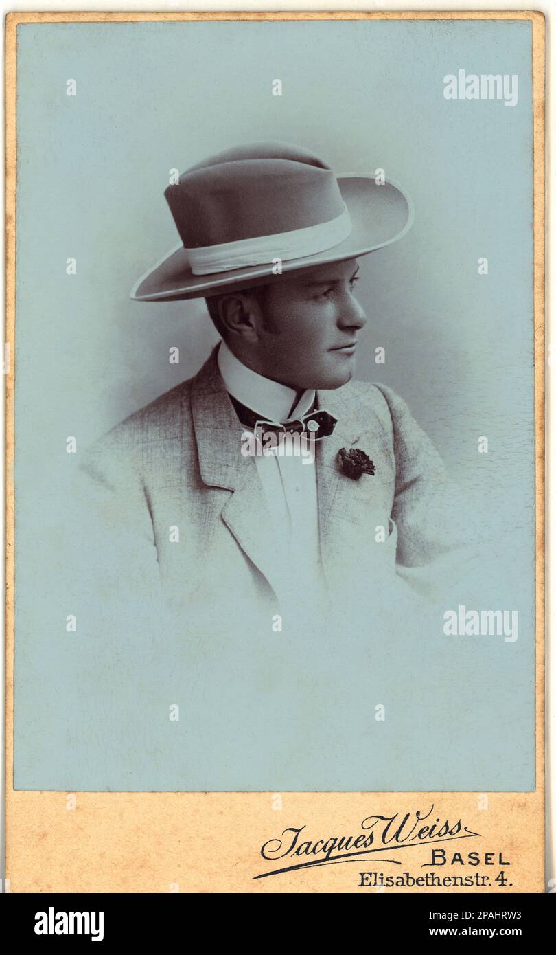 1905 ca , Basel , Swiss  : Young man with hat  . Photo by Jacques Weiss , Basel -  FOTO STORICHE - HISTORY PHOTOS -    - SVIZZERA - CAPPELLO - HAT - FASHION - MODA - cravatta - tie - papillon - tie bow  - XX CENTURY - NOVECENTO - giovane  - uomo - elegante - eleganza - MODA - FASHION - profilo - profile - Basilea - DANDY   ---- Archivio GBB Stock Photo