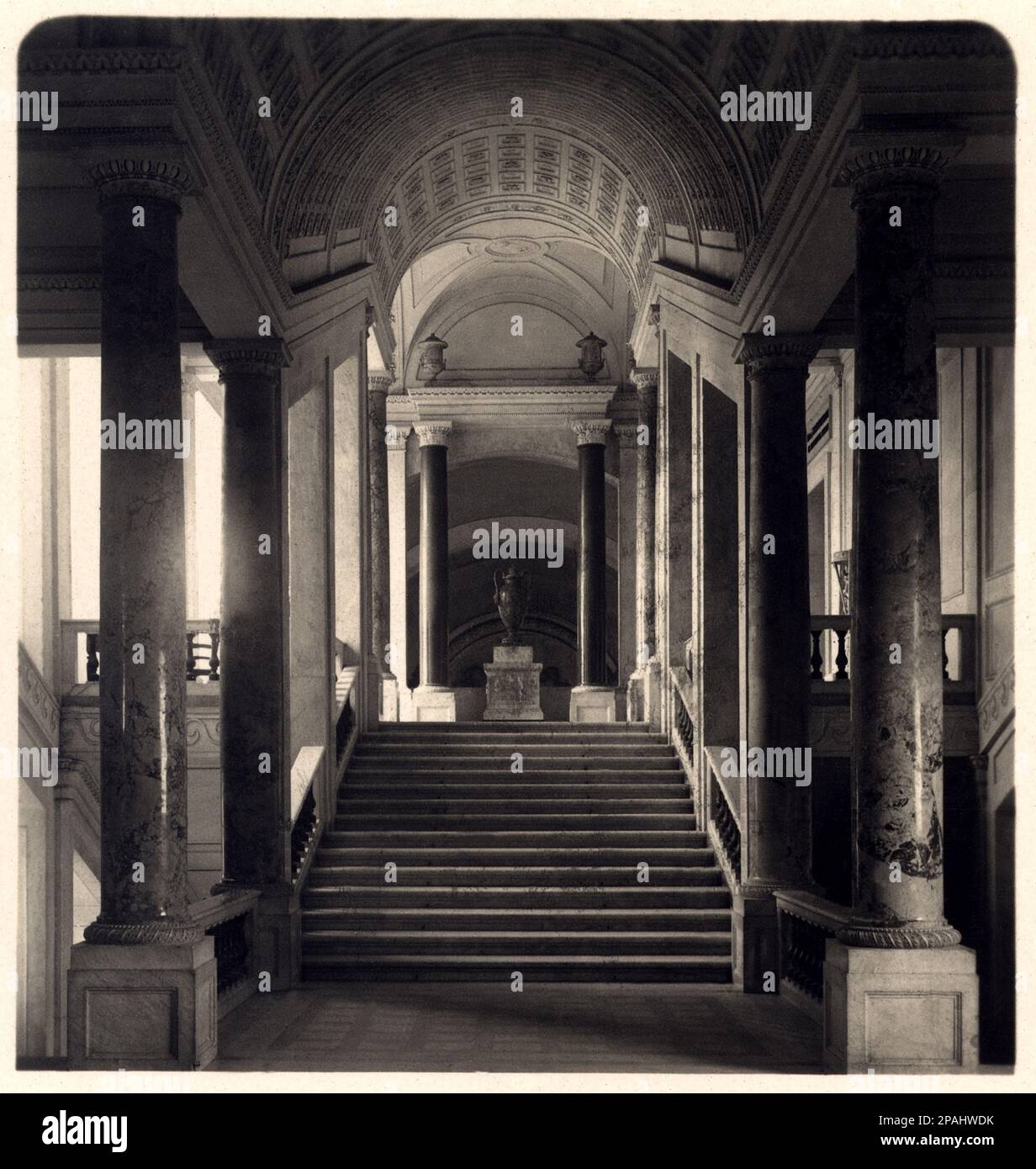 1908 , CITTA' DEL VATICANO , ROMA , ITALY :  SCALA DEI MUSEI , Musei Vaticani . Photo by Neue Photographische Gesellschaft A.G. Steglitz , Berlin , Germany    - ITALIA - FOTO STORICHE - HISTORY - GEOGRAFIA - GEOGRAPHY -   - ARCHITETTURA - ARCHITECTURE - VATICAN TOWN - Museum - stairs  ---- Archivio GBB Stock Photo