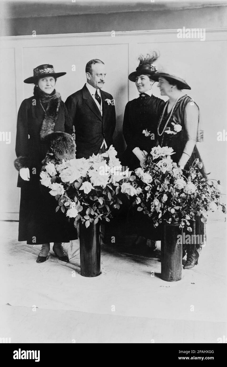 1917  ca , Wahington , USA : The german Johann Heinrich Andreas Hermann Albrecht , Graf von BERNSTORFF ( London 1862 - Genf 1939 ) . In official photo portrait with ( from left to right) Mrs. C. HAUGE , Mrs. Joseph STRANSKY and Mrs. Hugo REISINGER - ROYALTY - NOBILITY - Nobilta'  - BELLE EPOQUE - baffi - moustache -  collar - colletto - tie - cravatta   - Conte  - Count Bernstorff  - SPY - SPIA - SPIONAGGIO - fiore - fiori - flowers - rosa - roses  ---- Archivio GBB Stock Photo