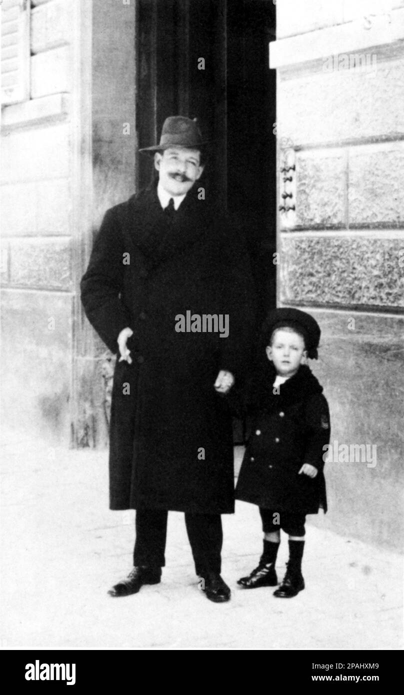 1911 ca , Firenze , ITALY  : The italian music composer ENRICO TOSELLI with son Carlo Emanuele TOSELLI ( Buby , 1908 - 1969 ) . Toselli married the scandalous princess Sachsen  LUISA VON TOSCANA ( Luise , Louise von Osterreich - Toskana  ,  1870 – 1947 ) . Luise was married the first time with Friedrich August III von Sachsen ( Frederick Augustus , 1865 - 1932 ), with him have 7 sons . Princess Imperial and Archduchess of Austria, Princess of Tuscany, Hungary and Bohemia was a daughter of Ferdinand IV of Tuscany and his second wife Alicia of Parma.  She was divorced 11 February 1903. Her fathe Stock Photo