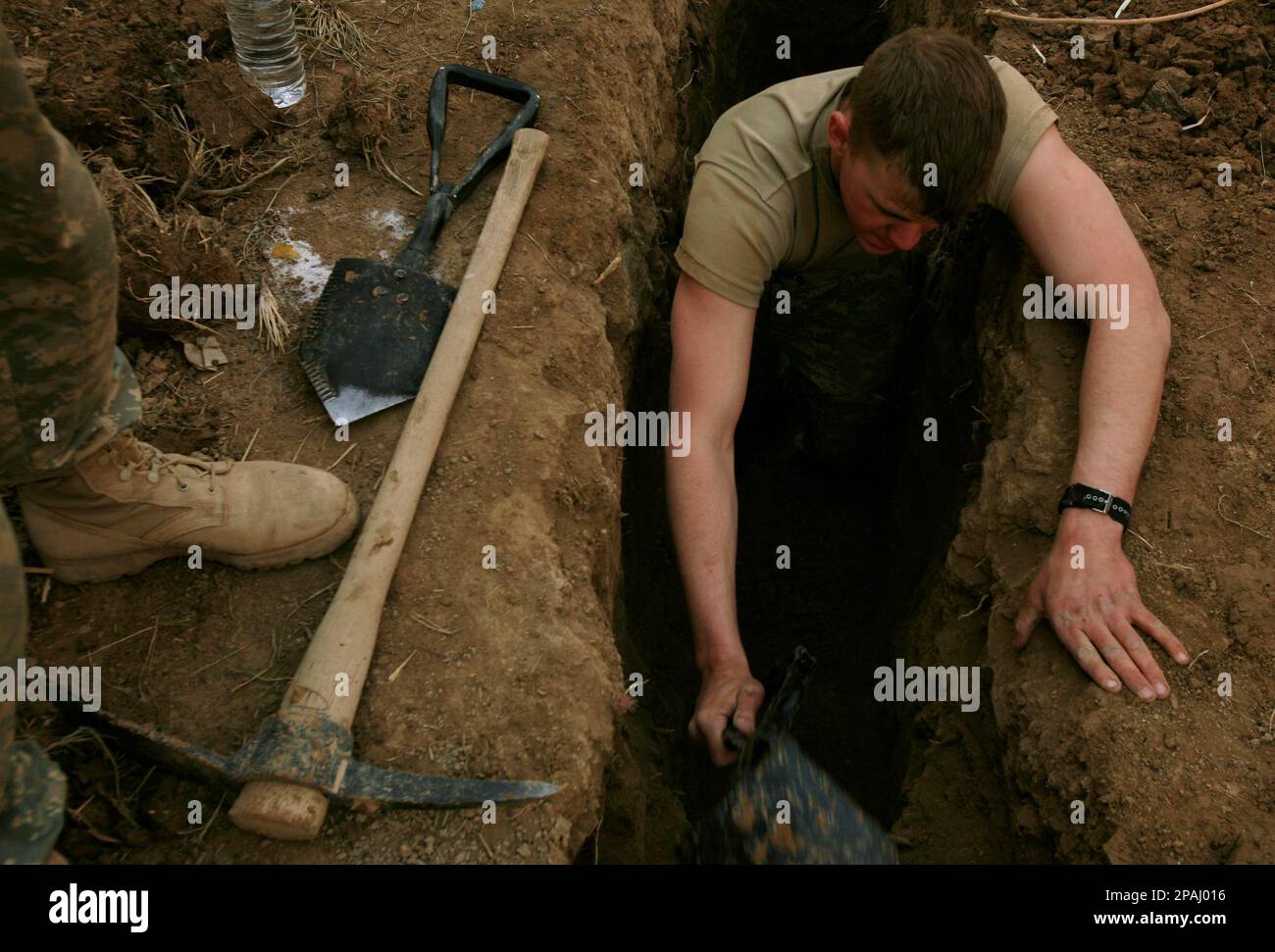 U.S. Army Sgt. Michael Chapman, 21, from Jumpertown, Miss. digs a ...