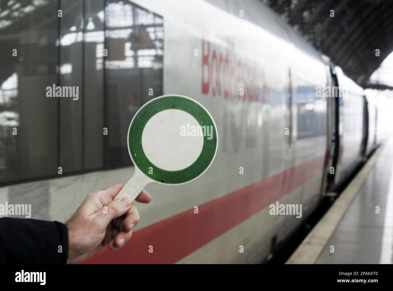 Ein Schaffner der Deutschen Bahn haelt im Hauptbahnhof in Koeln am