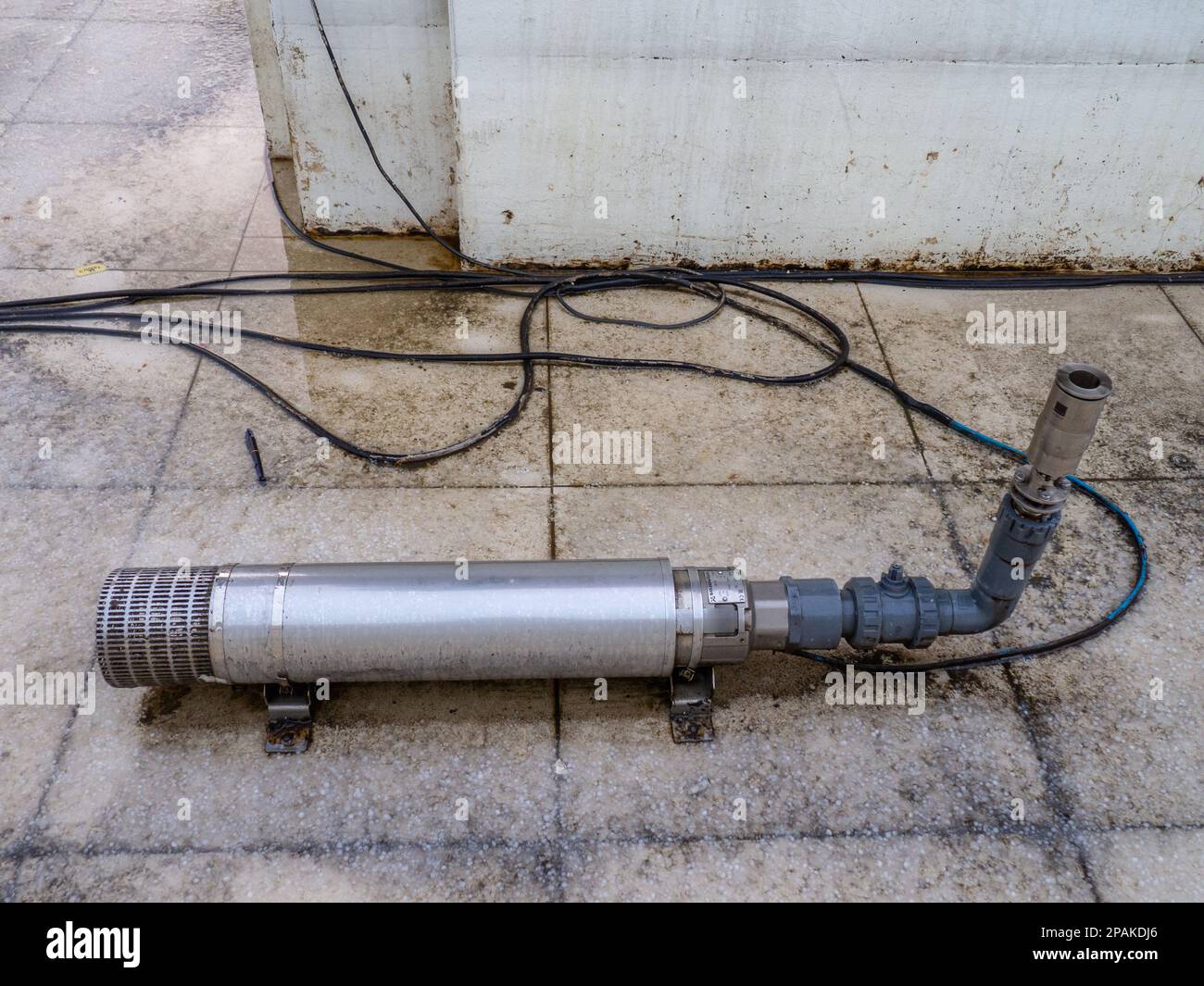 Drained fountain. A device for splashing water in a fountain. The